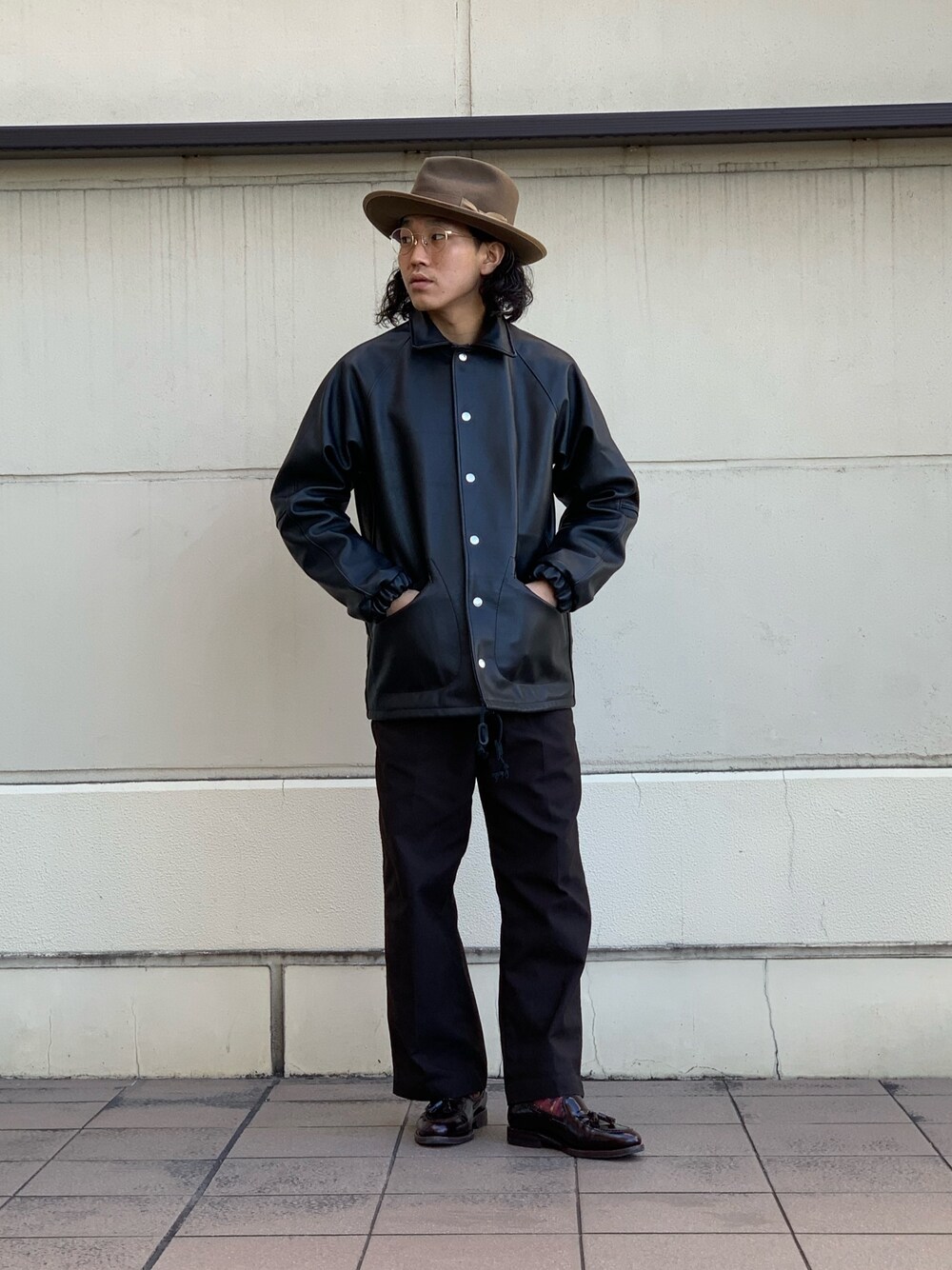 「SCHOTT、Schott TOKYO-BAY、スタッフセンバツ、ブラウンコーデ、ショット、アメカジ、コーチジャケット、ハット、スラックス、ローファー」｜「schottのLEATHER COACH JKT（ブルゾン、ブラック系）」を使った、RYOHEI  TOTOKIさん（メンズ・165cm）の冬コーディネートの1枚目の写真