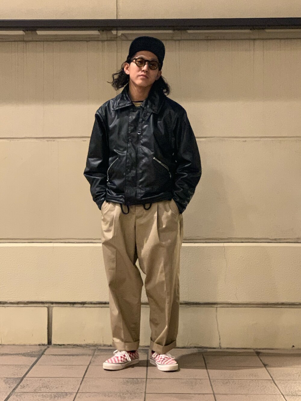 「SCHOTT、Schott TOKYO-BAY、スタッフセンバツ、アメカジ、ショット、フィッシングジャケット、トラウザーパンツ、VANS、チェッカーフラッグ、レザーキャップ」｜「schottのアイテム（ブルゾン、ブラック系）」を使った、RYOHEI  TOTOKIさん（メンズ・165cm）の冬コーディネートの1枚目の写真