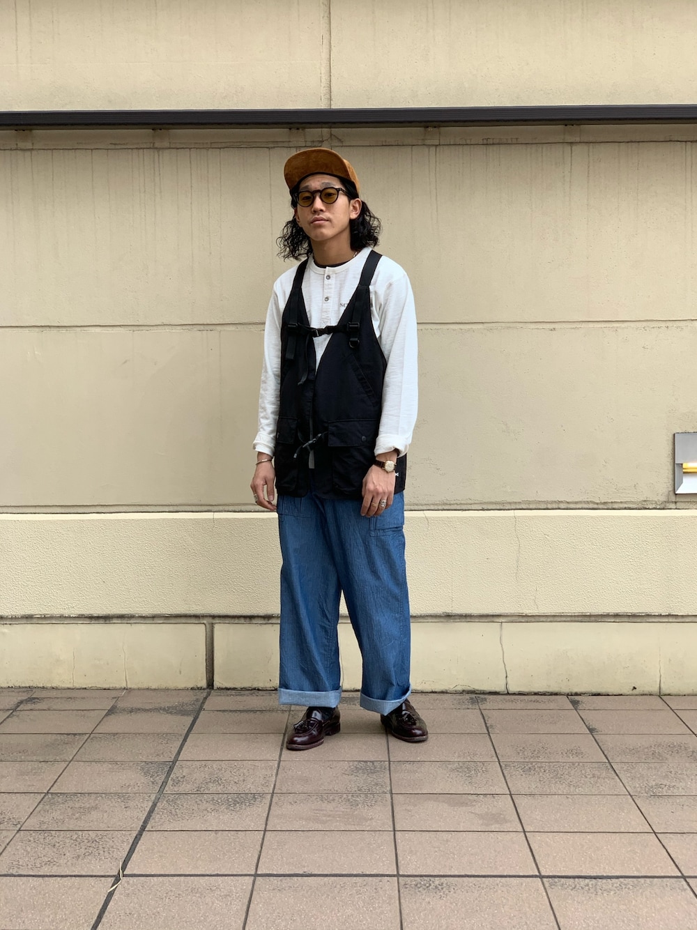「SCHOTT、Schott TOKYO-BAY、ショット、アメカジ、スタッフセンバツ、レザーキャップ、サングラス、ハンティングベスト、ミリタリーパンツ、ローファー」｜「schottのSCHOTT×MAKAVELIC （ショット×マキャベリック）ベスト（ベスト、ブラック系）」を使った、RYOHEI  TOTOKIさん（メンズ・165cm）の冬コーディネートの1枚目の写真