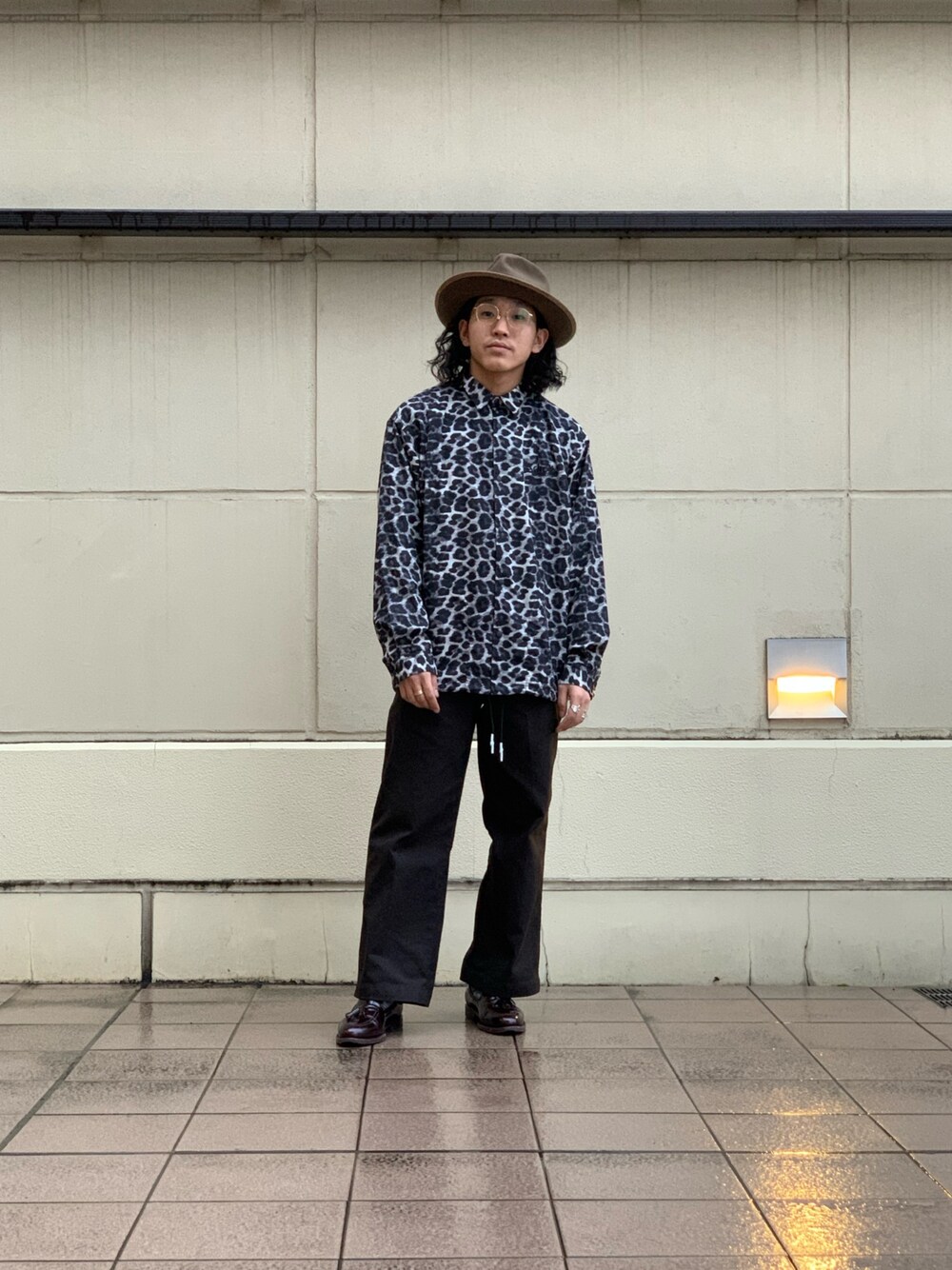 「SCHOTT、Schott TOKYO-BAY、ショット、アメカジ、スタッフセンバツ、ハット、レオパード、ワイドパンツ、スラックス、ローファー」｜「schottのSchott/ショット/COACH SHIRT/コーチシャツ（シャツ/ブラウス、ブラック系）」を使った、RYOHEI  TOTOKIさん（メンズ・165cm）の冬コーディネートの1枚目の写真