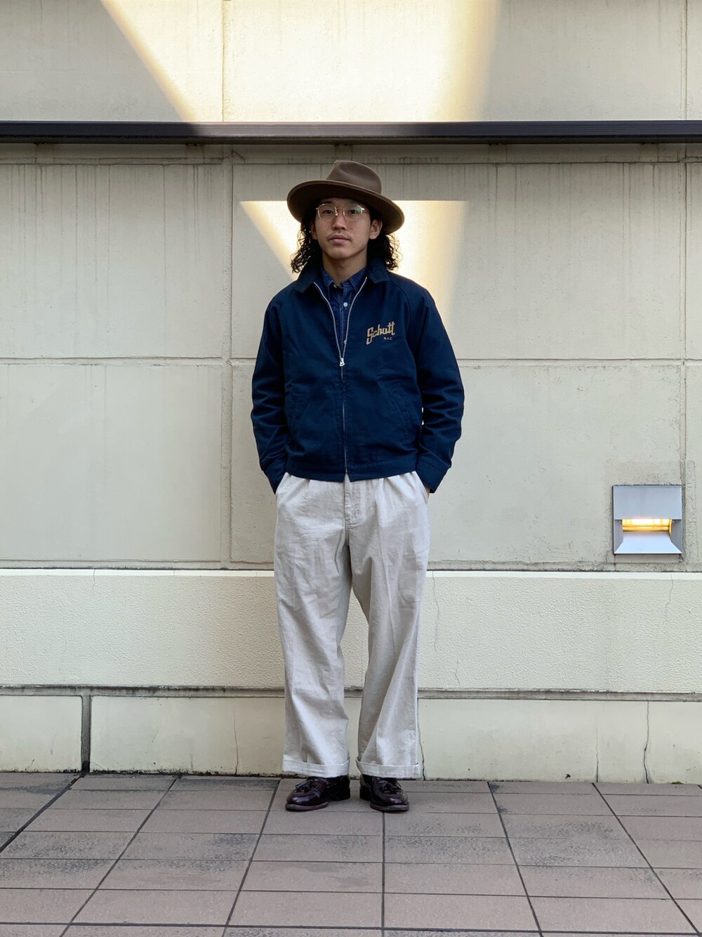 「SCHOTT、Schott TOKYO-BAY、ショット、アメカジ、スタッフセンバツ、ハット、眼鏡、スウィングトップ、トラウザーパンツ、シャツスタイル」｜「schottの【直営限定】Schott/ショット/HERRINBONE JACKET / ヘリンボーン ジャケット（ブルゾン、ブルー系）」を使った、RYOHEI  TOTOKIさん（メンズ・165cm）の春コーディネートの1枚目の写真