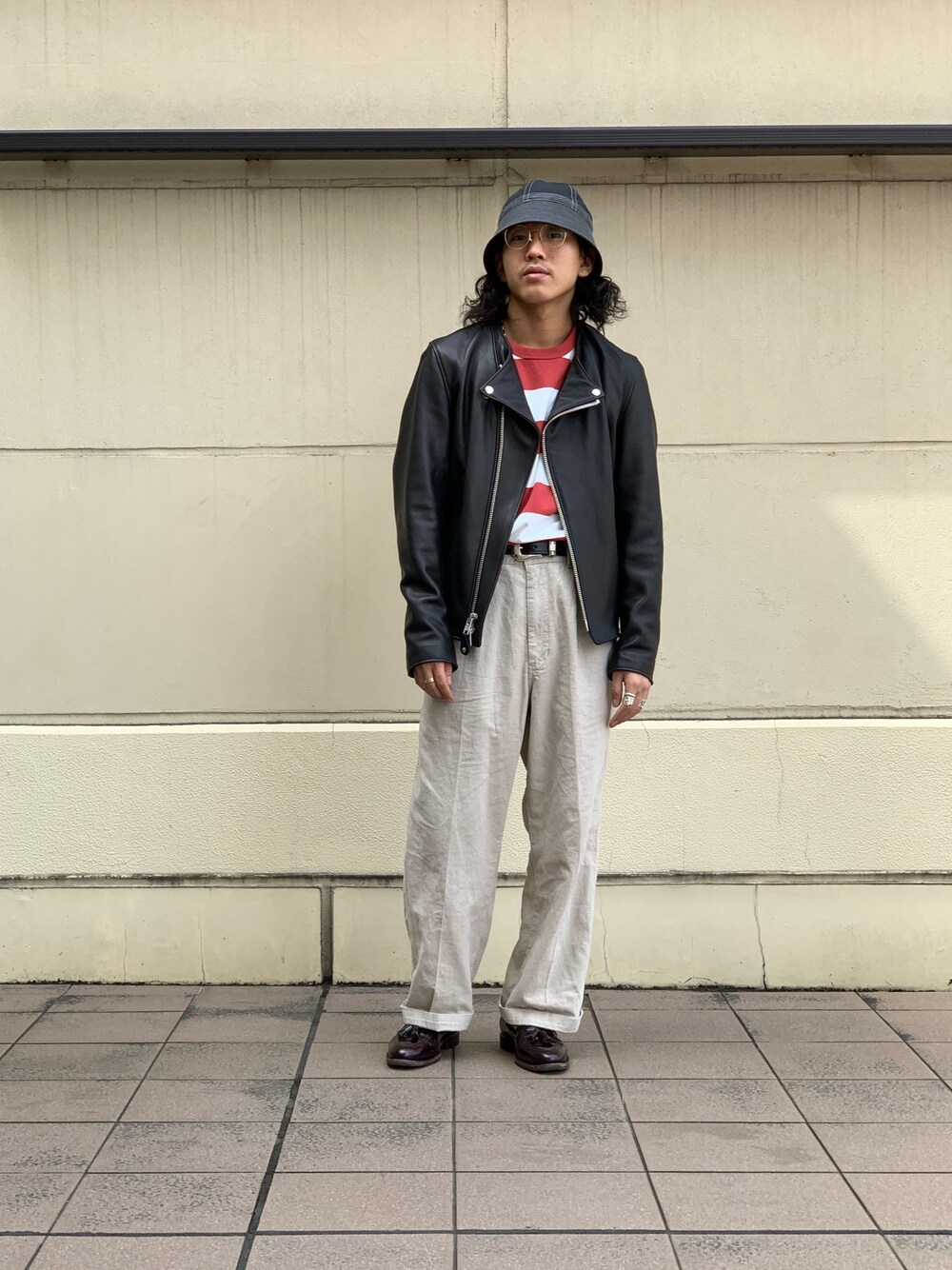 「SCHOTT、Schott TOKYO-BAY、ショット、スタッフセンバツ、セーラーハット、ライダース、ボーダー、トラウザーパンツ、ローファー、春コーデ」｜「schottのSchott/ショット/NO COLLAR LAMBSKIN RIDERS/ノーカラー ラムスキン ライダース（ライダースジャケット、ブラック系）」を使った、RYOHEI  TOTOKIさん（メンズ・165cm）の春コーディネートの1枚目の写真