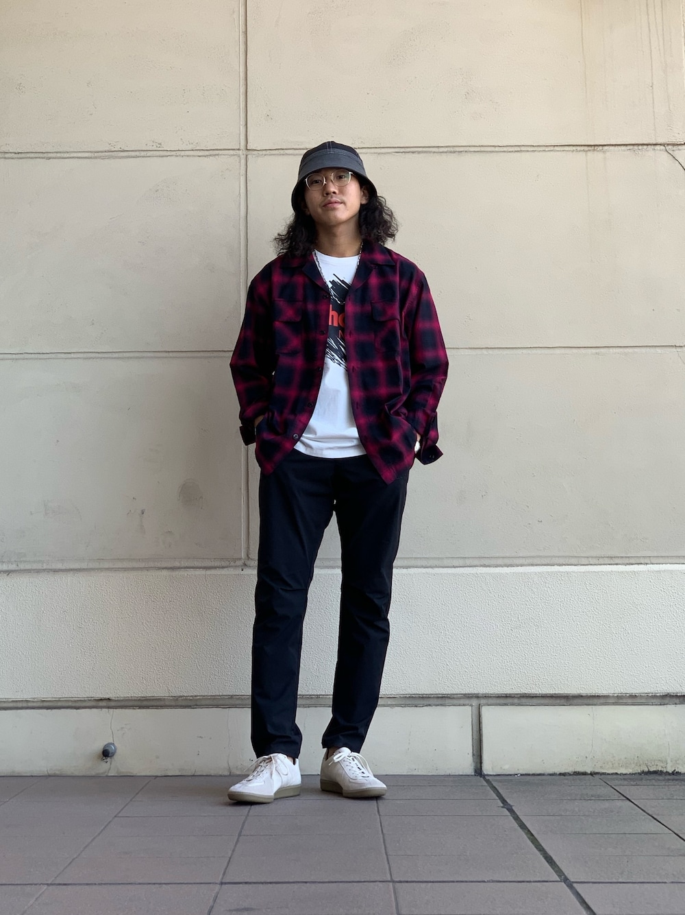 レッド系のシャツ/ブラウス、ホワイト系のTシャツ/カットソー、ブラック系のその他パンツを着用したメンズの夏コーディネートの1枚目の写真