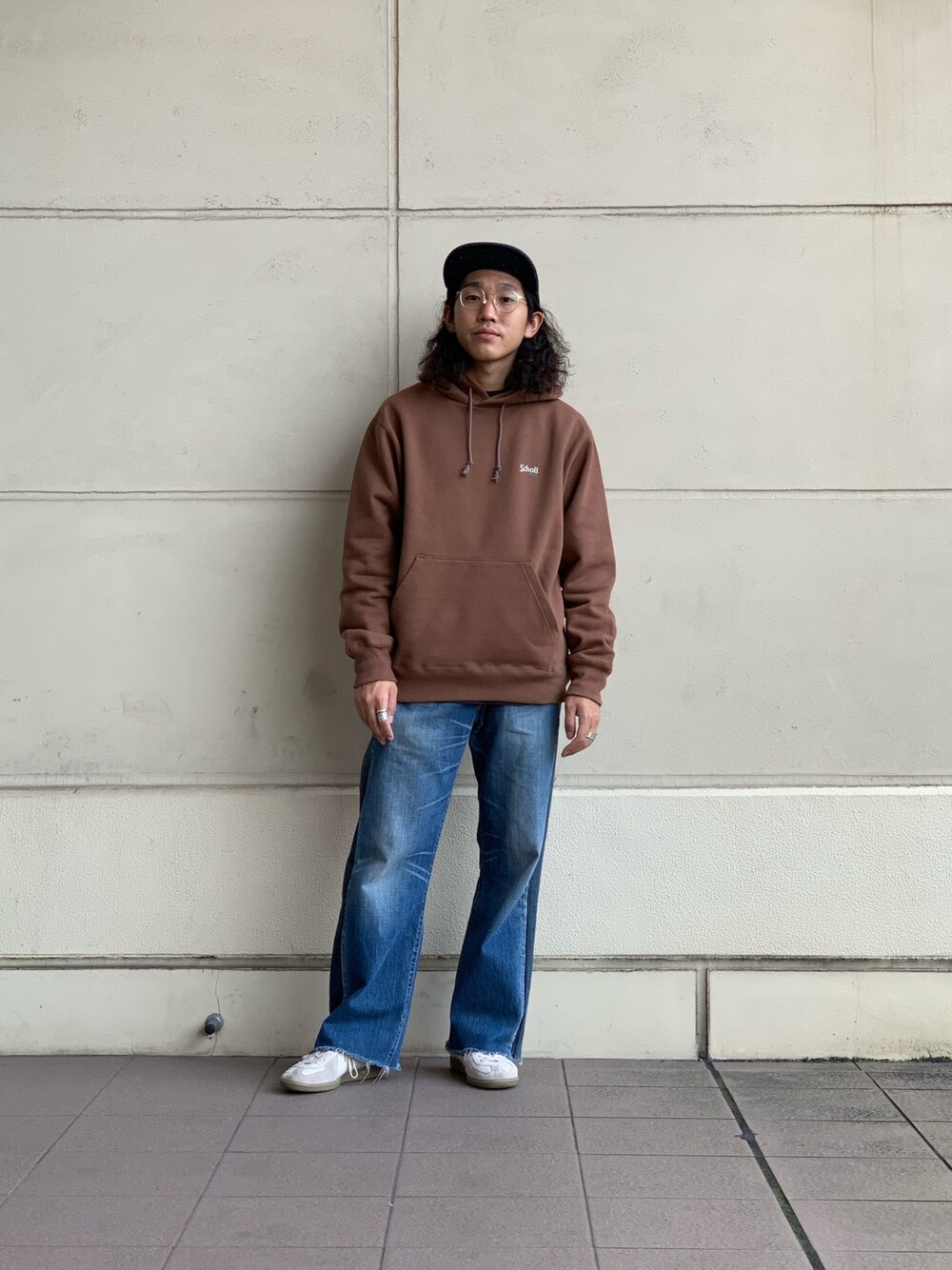 「SCHOTT、Schott TOKYO-BAY、ショット、キャップ、ビッグシルエット、ファッションの力を信じよう、パーカー、ワイドパンツ、ジャーマントレーナー、秋のコーデ」｜「schottのSchott/ショット/HOODED SWEAT LOGO/フーデッド パーカーロゴ（パーカー、ブラウン系）」を使った、RYOHEI  TOTOKIさん（メンズ・165cm）の秋コーディネートの1枚目の写真