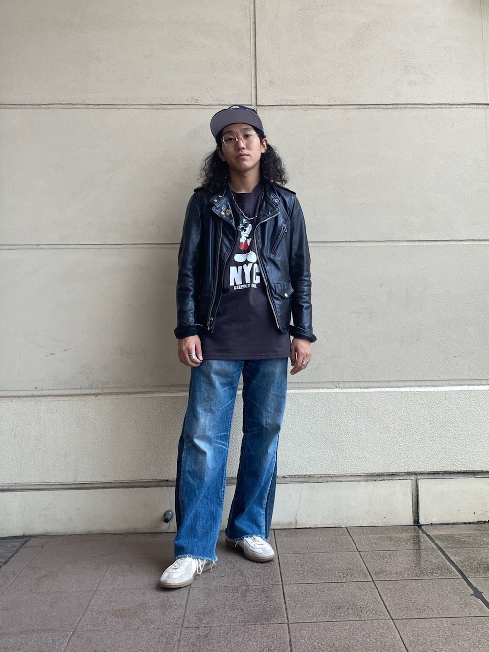 「SCHOTT、Schott TOKYO-BAY、ショット、アメカジ、NEW ERA、デニム、ミッキーT、ライダース、ファッションの力を信じよう、秋のコーデ」｜「schottのSchott/DISNEY/ショット/ディズニー/ディズニー/T-SHIRT KEEPIN' IT COOL（Tシャツ/カットソー、グレー系）」を使った、RYOHEI  TOTOKIさん（メンズ・165cm）の秋コーディネートの1枚目の写真