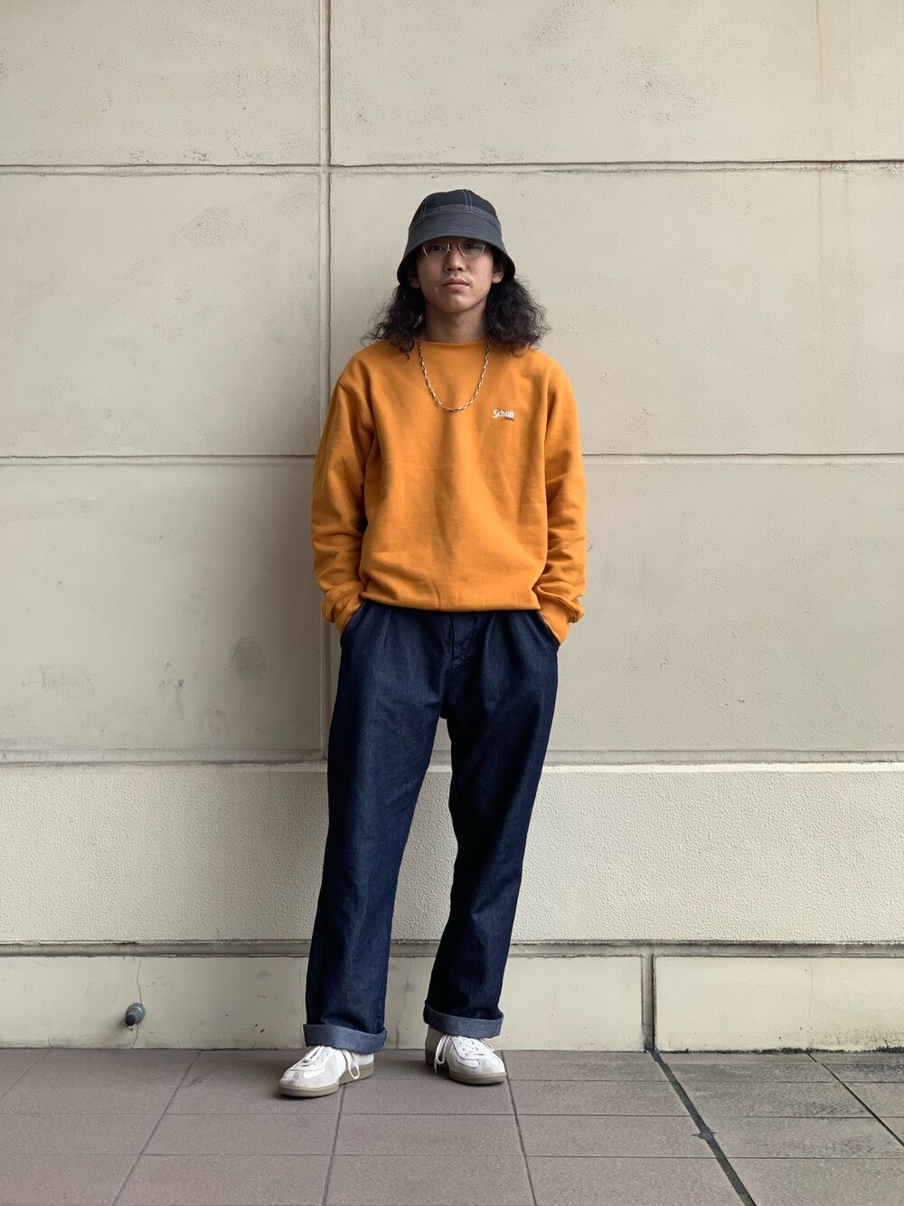 「SCHOTT、Schott TOKYO-BAY、ショット、セーラーハット、スウェット、ビックシルエット、オーバーサイズ、バーズアイ、ジャーマントレーナー、秋のコーデ」｜「schottのSchott/ショット/CREW SWEAT LOGO/クルースウェット（スウェット、オレンジ系）」を使った、RYOHEI  TOTOKIさん（メンズ・165cm）の秋コーディネートの1枚目の写真