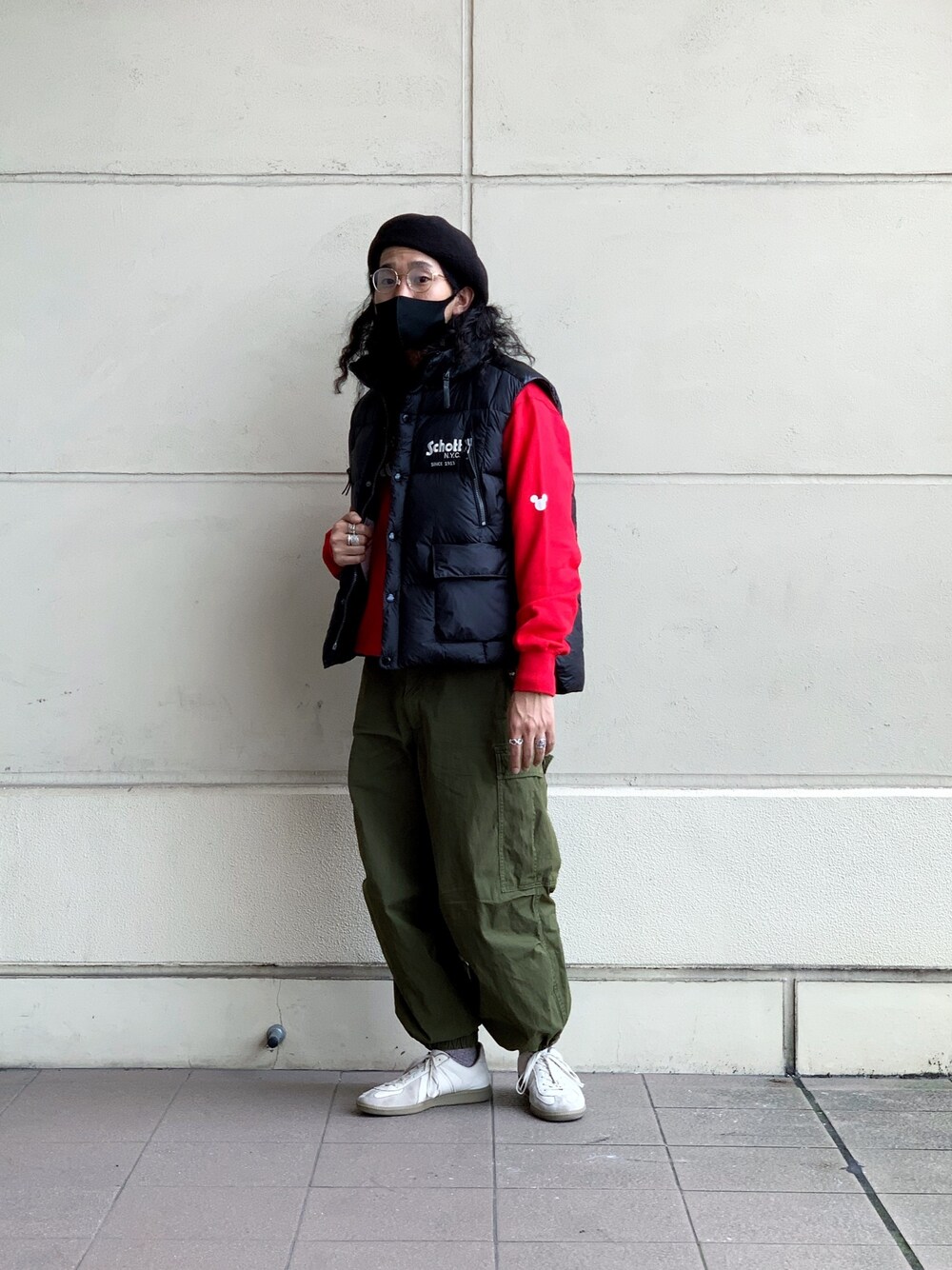 「SCHOTT、Schott TOKYO-BAY、ショット、ファッションの力を信じよう、ベレー帽、ミッキースウェット、カーゴパンツ、秋コーデ、ゆるコーデ、ストリート」｜「schottのアイテム（ダウンベスト、ブラック系）」を使った、RYOHEI  TOTOKIさん（メンズ・165cm）の秋コーディネートの1枚目の写真