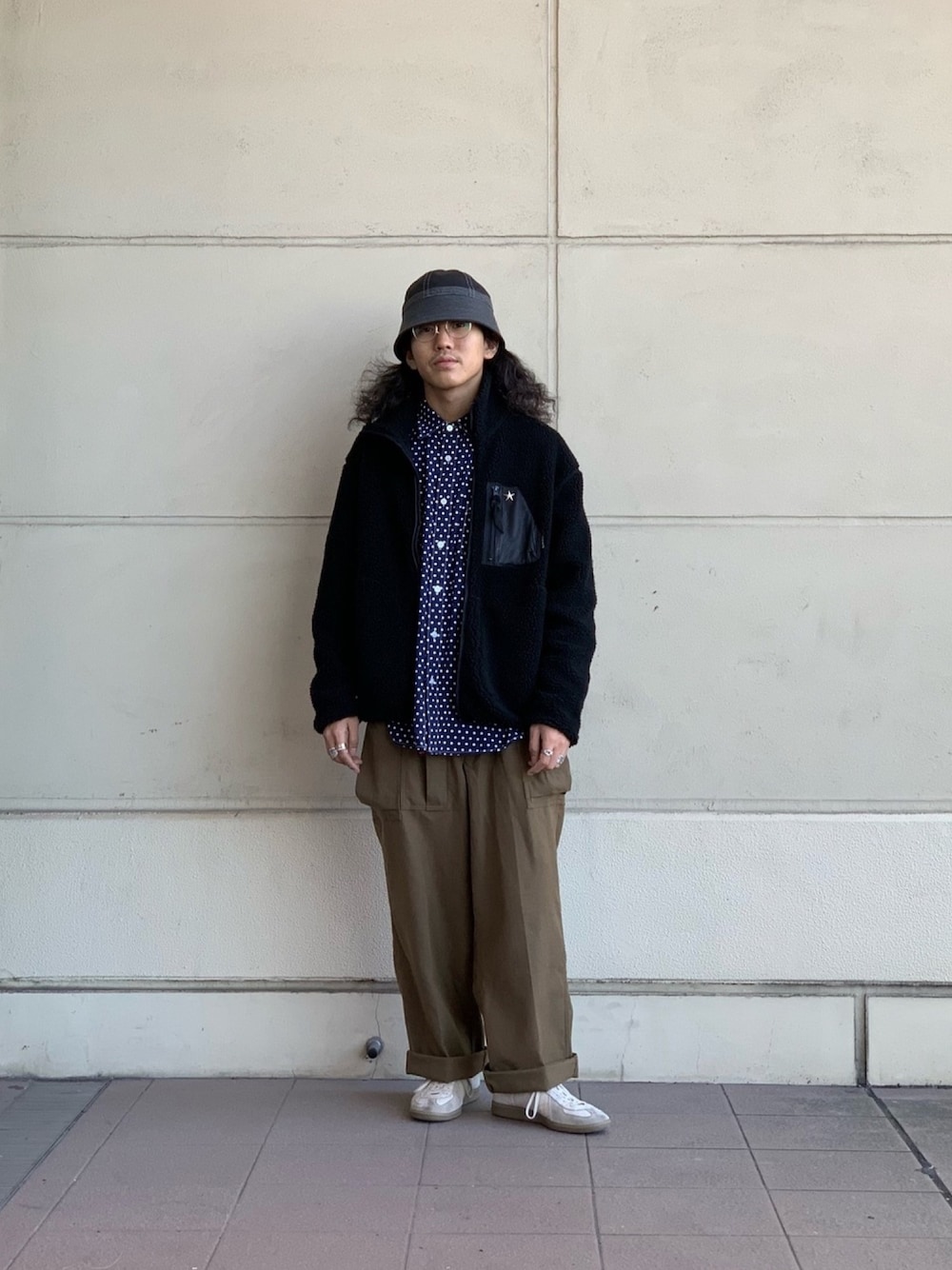 「SCHOTT、Schott TOKYO-BAY、ショット、ファッションの力を信じよう、セーラーハット、フリース、ドッド柄、カーゴパンツ、秋冬コーデ、オーバーサイズ」｜「schottのSchott/ショット/LEATHER POCKET PILE JACKET/レザーポケット パイルジャケット（ブルゾン、ブラック系）」を使った、RYOHEI  TOTOKIさん（メンズ・165cm）の秋コーディネートの1枚目の写真