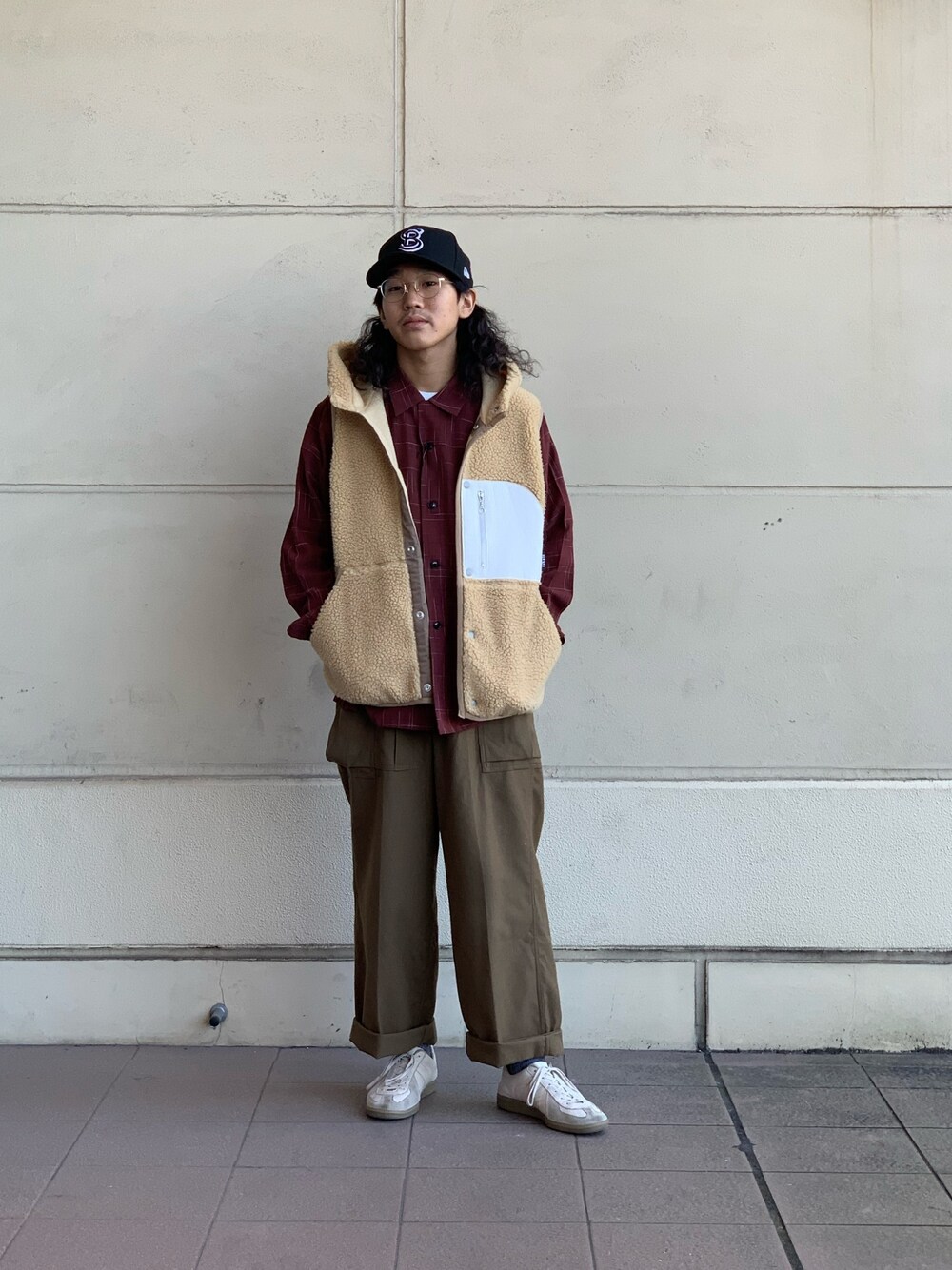 「SCHOTT、Schott TOKYO-BAY、ショット、ファッションの力を信じよう、NEW ERA、フリースベスト、シャツスタイル、カーゴパンツ、冬のコーデ、カジュアルコーデ」｜「schottのアイテム（ブルゾン、ベージュ系）」を使った、RYOHEI  TOTOKIさん（メンズ・165cm）の冬コーディネートの1枚目の写真