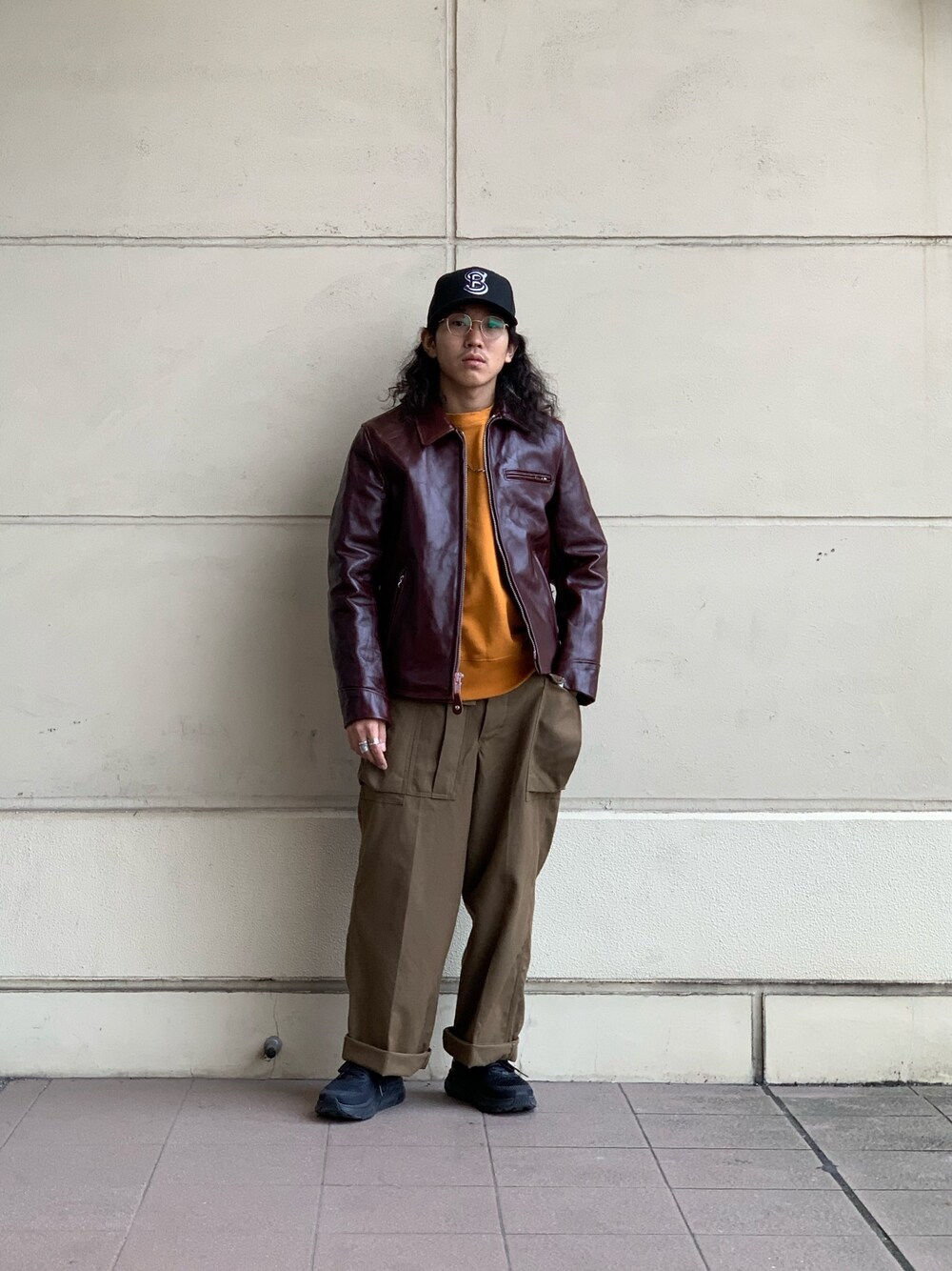 「SCHOTT、Schott TOKYO-BAY、ショット、ファッションの力を信じよう、クリスマスコーデ、NEW ERA、ライダースジャケット、年末WEAR感謝祭、カーゴパンツ、オトナカジュアル」｜「schottの【直営限定】Schott/ショット/SPECIAL HORSEHIDE TRUCKER JACKET/スペシャルホースハイド トラッカー ジャケット（ライダースジャケット、ブラウン系）」を使った、RYOHEI  TOTOKIさん（メンズ・165cm）の冬コーディネートの1枚目の写真