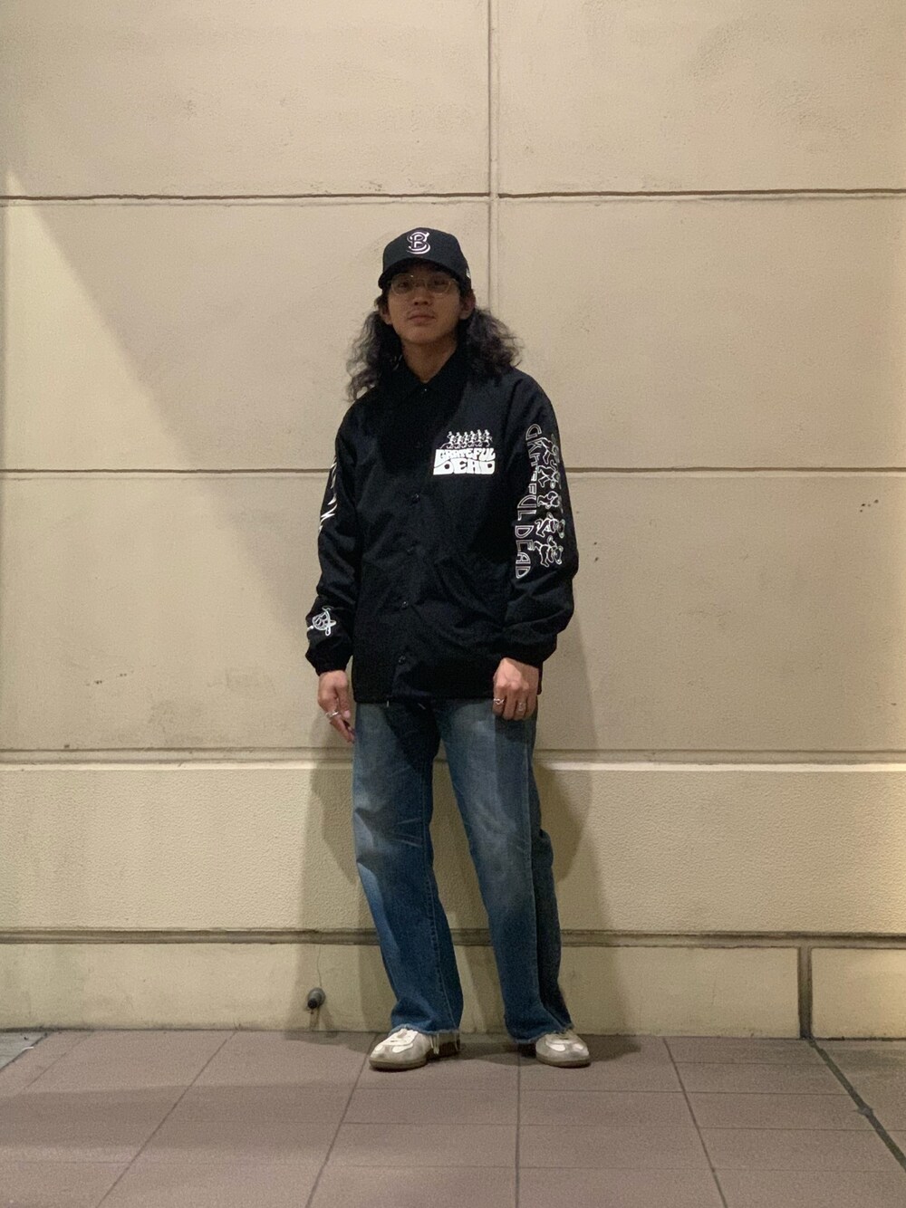 「SCHOTT、Schott TOKYO-BAY、ショット、ファッションの力を信じよう、NEW ERA、GRATEFUL DEAD、デニム、スニーカー、冬のコーデ、カジュアル」｜「schottのアイテム（ナイロンジャケット、ブラック系）」を使った、RYOHEI  TOTOKIさん（メンズ・165cm）の冬コーディネートの1枚目の写真