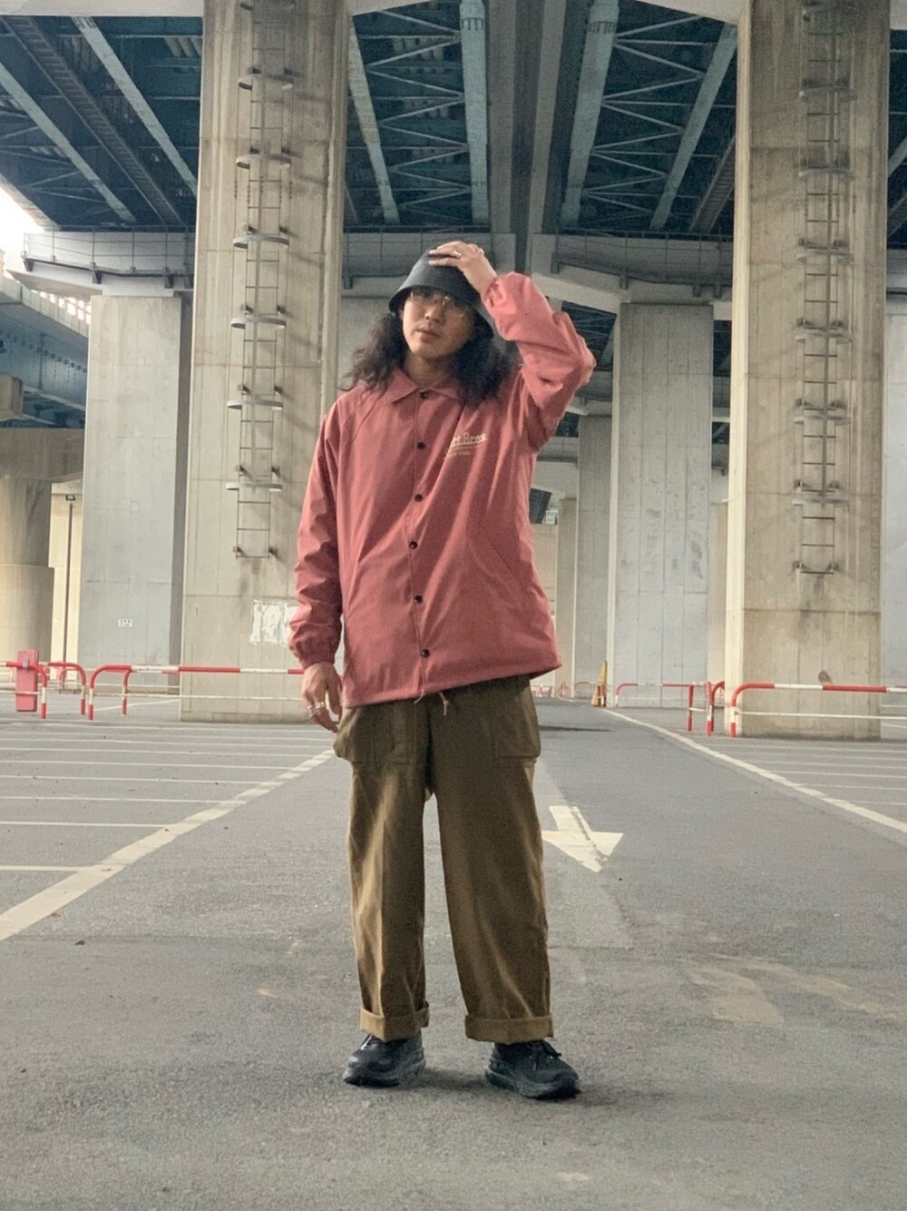 「Schott、Schott TOKYO-BAY、ショット、私の推しブランド、ファッションの力を信じよう、コーチジャケット、ミリタリーパンツ、春色、HOKAONEONE、オトナカジュアル」｜「schottのSchott/ショット/Schott LOGO COACH JACKET/ショット ロゴ コーチジャケット（ナイロンジャケット、ピンク系）」を使った、RYOHEI  TOTOKIさん（メンズ・165cm）の冬コーディネートの1枚目の写真
