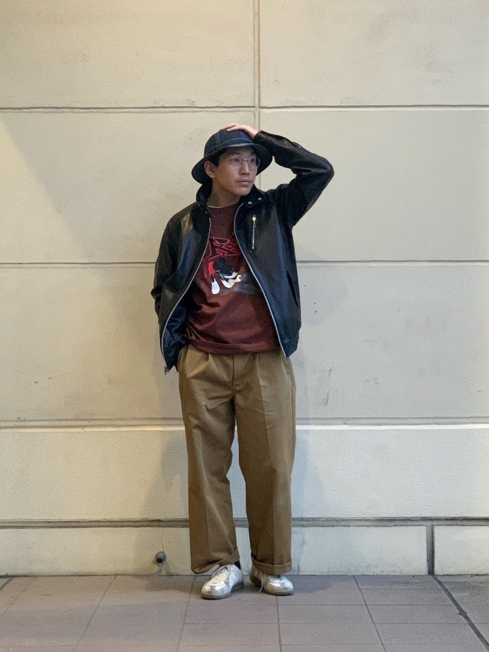 「バケットハット、デニム、ミッキーT、ミッキー、レザージャケット、スウィングトップ、Dickies、ジャーマントレーナー、春コーデ、ストリート」｜「schottのアイテム（Tシャツ/カットソー、ブラウン系）」を使った、RYOHEI  TOTOKIさん（メンズ・165cm）の春コーディネートの1枚目の写真