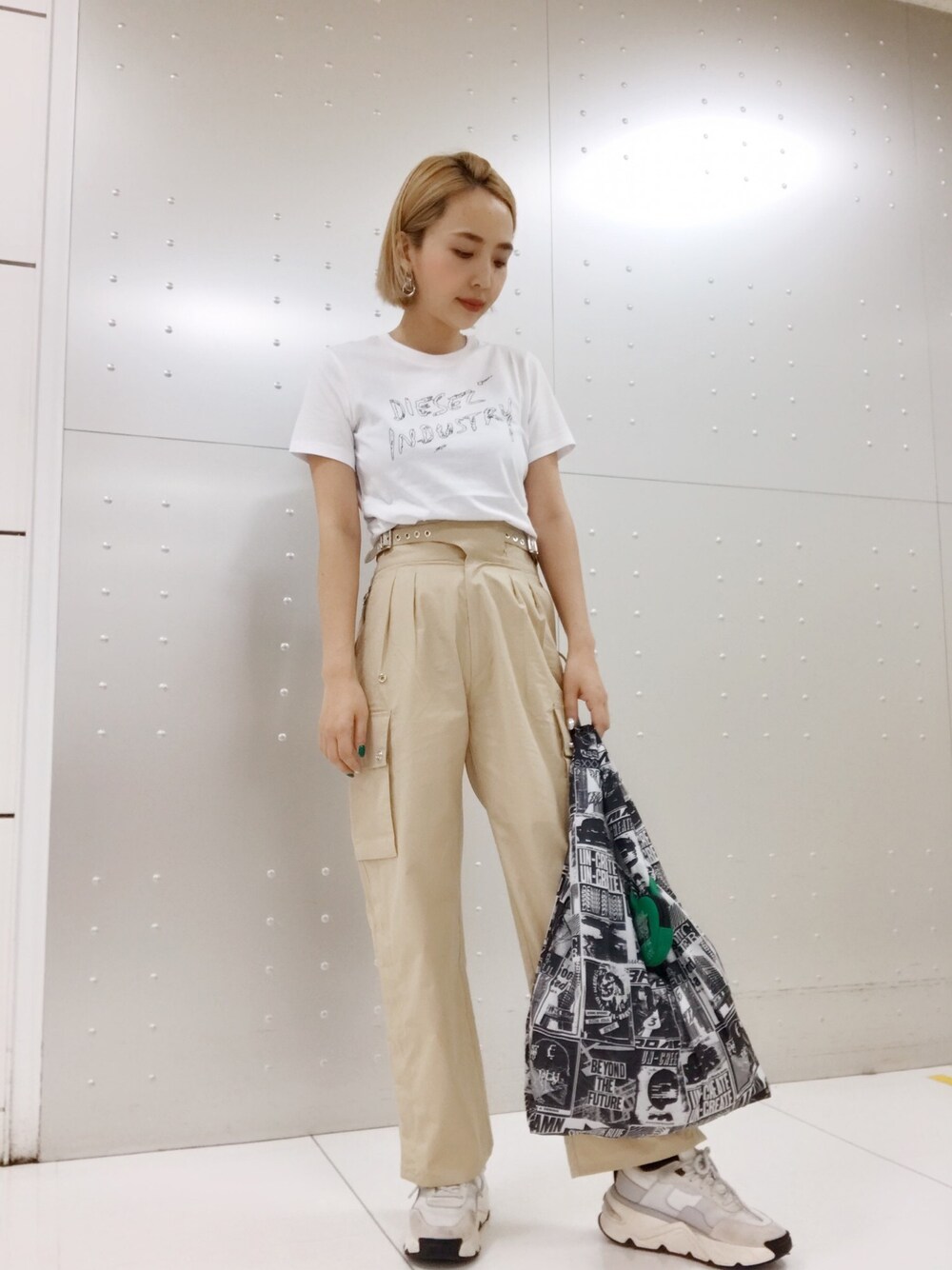 ホワイト系のTシャツ/カットソー、ベージュ系のその他パンツ、ホワイト系のスニーカーを着用したレディースの夏コーディネートの1枚目の写真