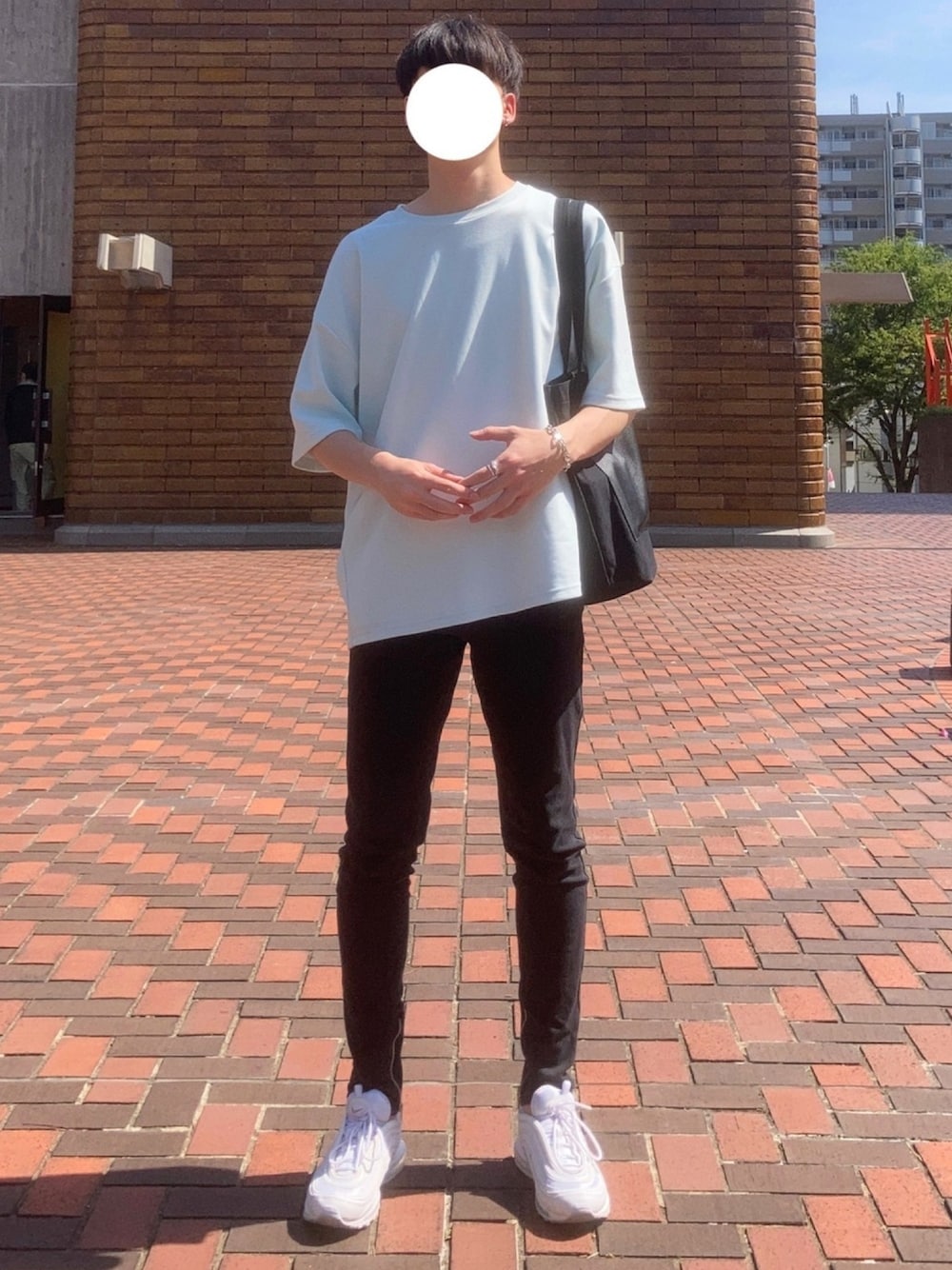 グリーン系のTシャツ/カットソー、ホワイト系のタンクトップ、ブラック系のトートバッグを着用したメンズの春コーディネートの1枚目の写真