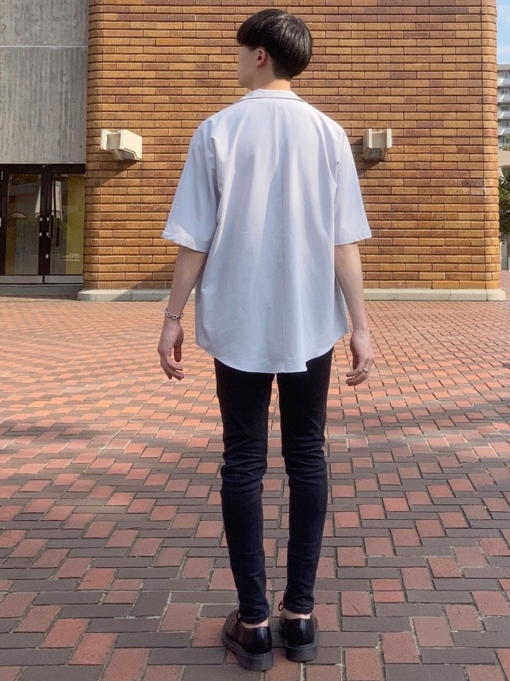 グレー系のシャツ/ブラウス、ブラック系のデニムパンツ、ブラック系のドレスシューズを着用したメンズの夏コーディネートの1枚目の写真