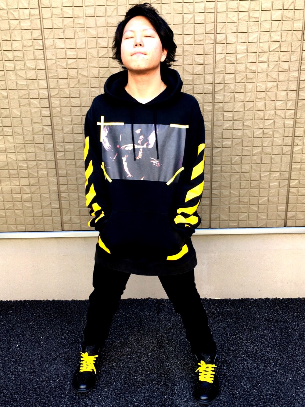 ブラック系のパーカー、ブラック系のデニムパンツ、ブラック系のスニーカーを着用したメンズの冬コーディネートの1枚目の写真