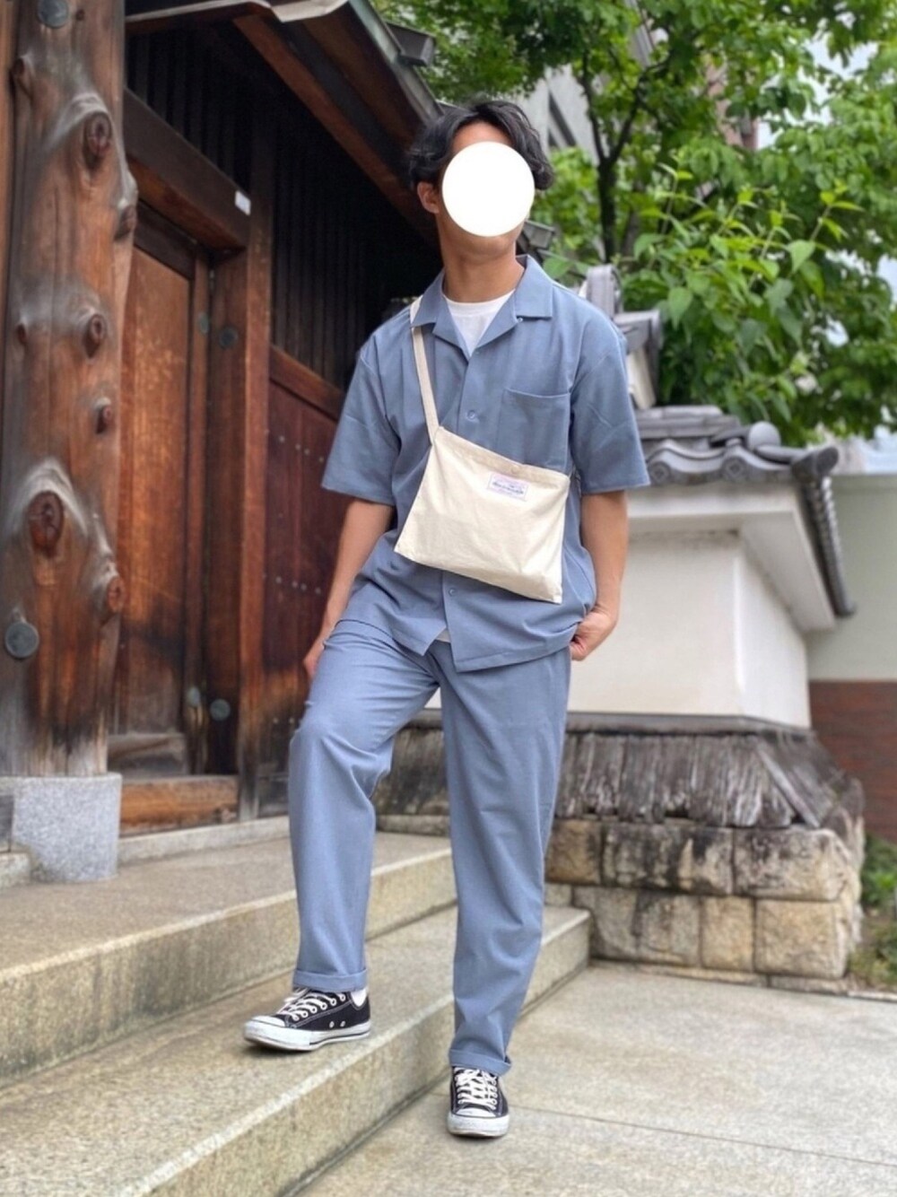 「夏コーデ、きれいめカジュアル、リラックススタイル、低身長、スニーカーコーデ、大学生、セットアップ、Tシャツ、白Tシャツ、サコッシュ」｜「東京少年倶楽部のアイテム（ショルダーバッグ、ベージュ系）」を使った、たかさん（メンズ・168cm）の春コーディネートの1枚目の写真