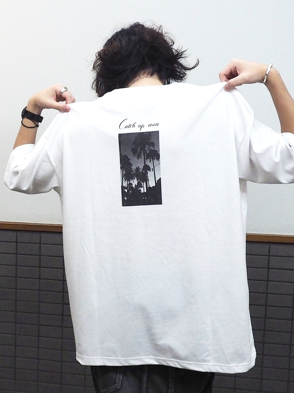 ホワイト系のTシャツ/カットソー、シルバー系のバングル/リストバンドを着用したメンズの夏コーディネートの1枚目の写真