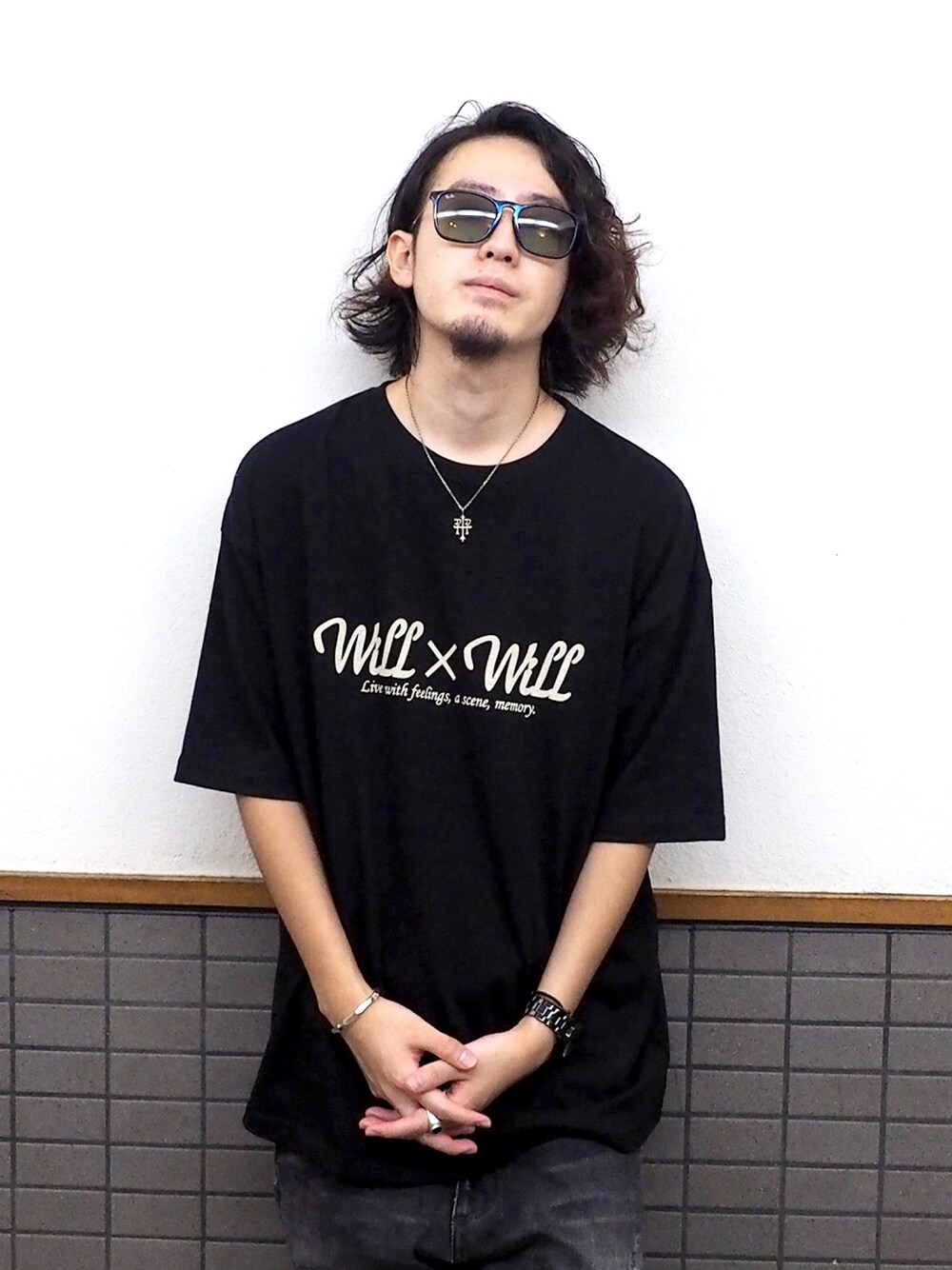 ブラック系のTシャツ/カットソーを着用したメンズの夏コーディネートの1枚目の写真