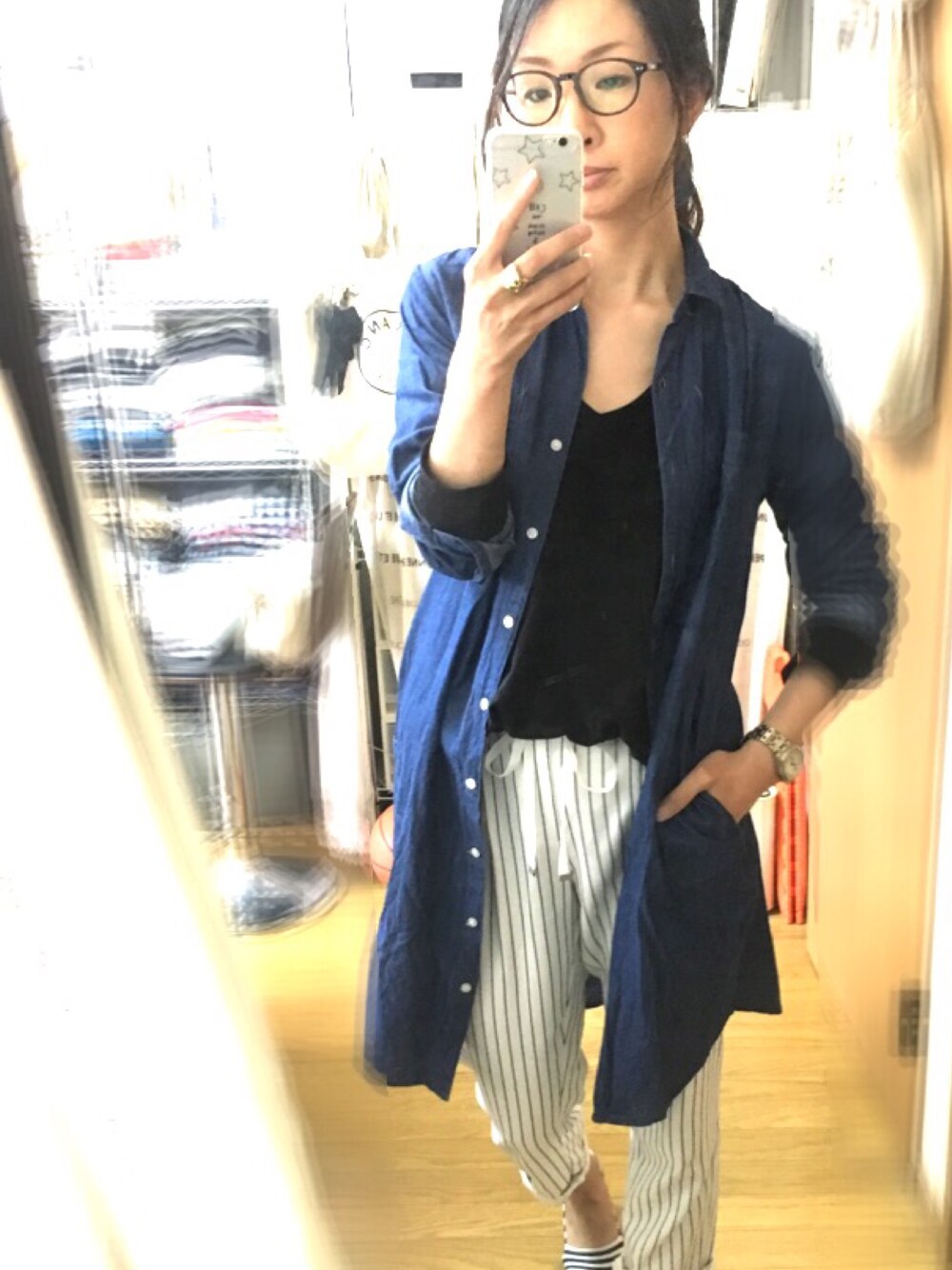「ロングシャツ、リラックスパンツ、ホワイト×ブルー、ゆるパンツ、ゆるコーデ」｜「LBCのシャツワンピース     （シャツワンピース、ブルー系）」を使った、u-koさん（レディース・164cm）の春コーディネートの1枚目の写真