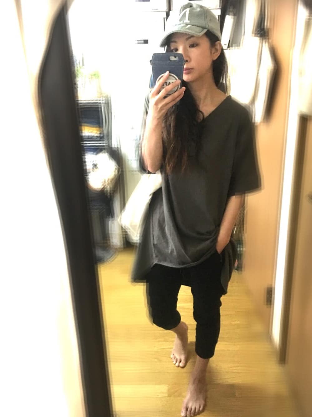「カーキ×黒、オーバーサイズ、スウェット、キャップ」｜「UNIQLOのストレッチアンクルパンツ（その他パンツ、ブラック系）」を使った、u-koさん（レディース・164cm）の春コーディネートの1枚目の写真