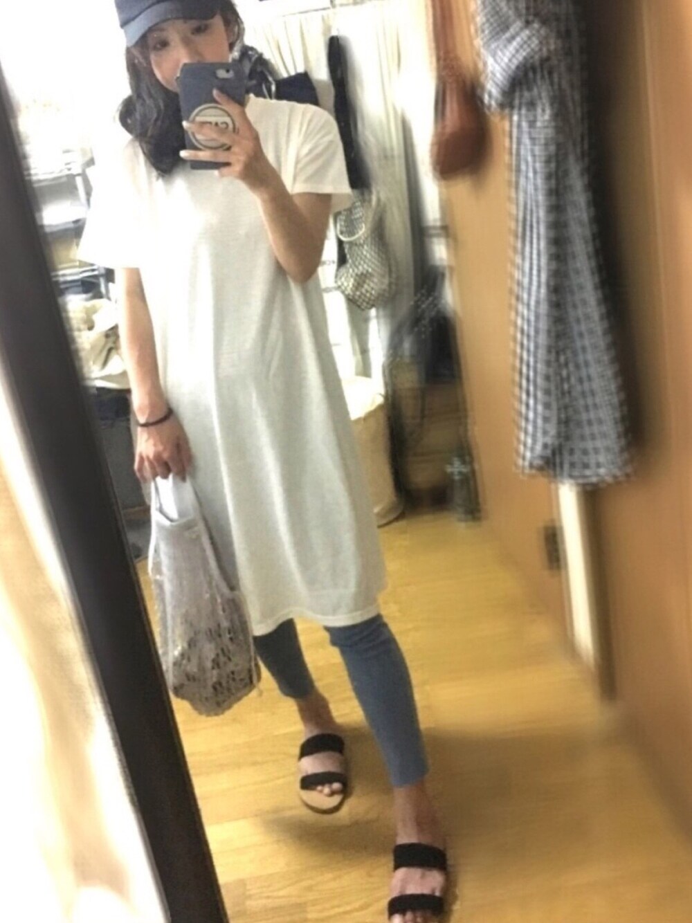 「ロングTシャツ 白、スキニーデニム、サンダル、ペタンコサンダル、フラットサンダル、キャップ、ネットバッグ、#Tシャツワンピ」｜「FOREVER 21のアイテム（サンダル、ブラック系）」を使った、u-koさん（レディース・164cm）の夏コーディネートの1枚目の写真