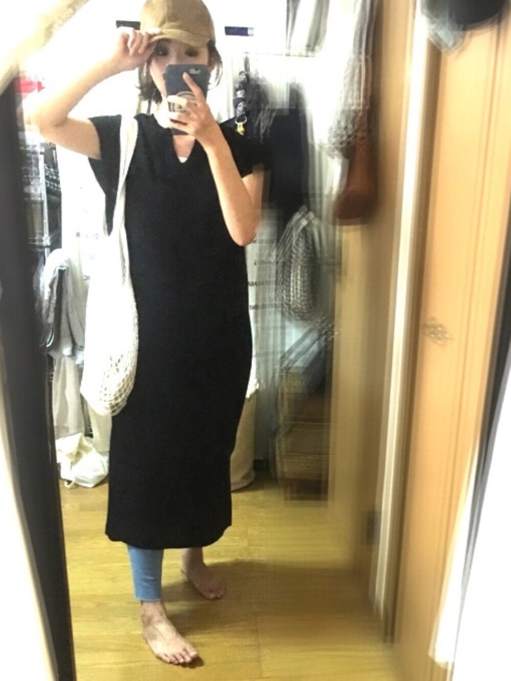 「Tシャツワンピ、ワッフル、ネットバッグ、キャップ」｜「CIAOPANIC TYPYのﾜｯﾌﾙｽｷｯﾊﾟｰﾛﾝｸﾞﾜﾝﾋﾟ（ワンピース、ブラック系）」を使った、u-koさん（レディース・164cm）の夏コーディネートの1枚目の写真