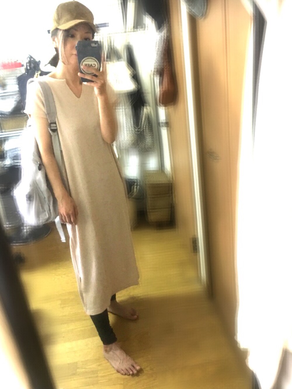 「マキシ丈ワンピース、ワッフル、リュック、デイバック、クラシカル、ベージュ、レギンス、キャップ」｜「CIAOPANIC TYPYのﾜｯﾌﾙｽｷｯﾊﾟｰﾛﾝｸﾞﾜﾝﾋﾟ（ワンピース、ベージュ系）」を使った、u-koさん（レディース・164cm）の秋コーディネートの1枚目の写真