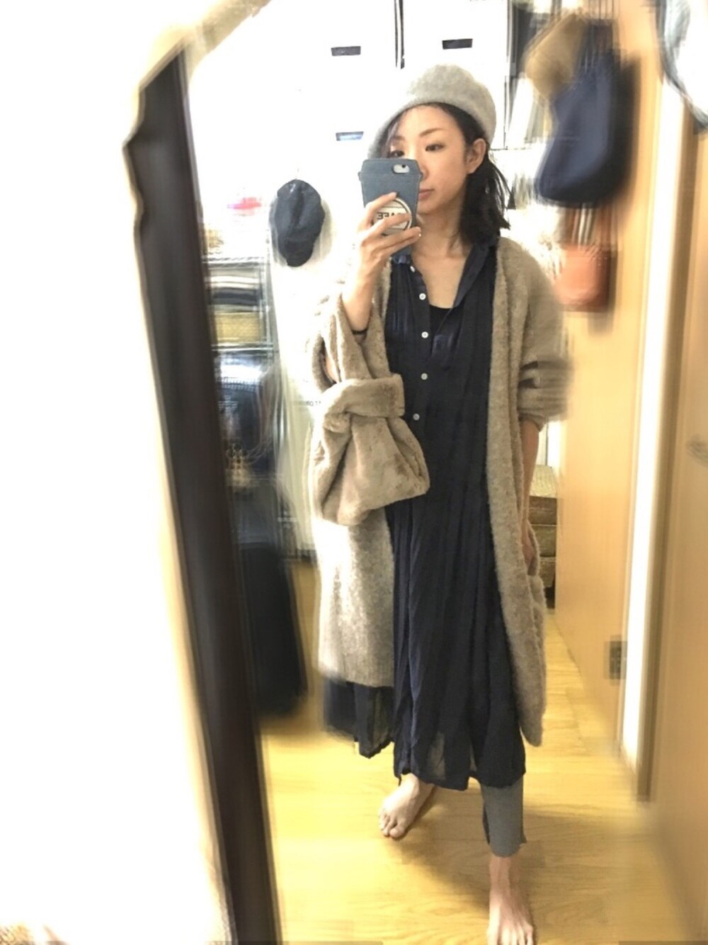 「フェイクファー、ベレー帽、マキシ丈ワンピース、ロングカーディガン、シャツワンピ、秋のコーデ、レギンス、もこもこ」｜「3coinsのフェイクファートート  シンプルな形にちょっと小さめがかわいい（トートバッグ、ベージュ系）」を使った、u-koさん（レディース・164cm）の秋コーディネートの1枚目の写真