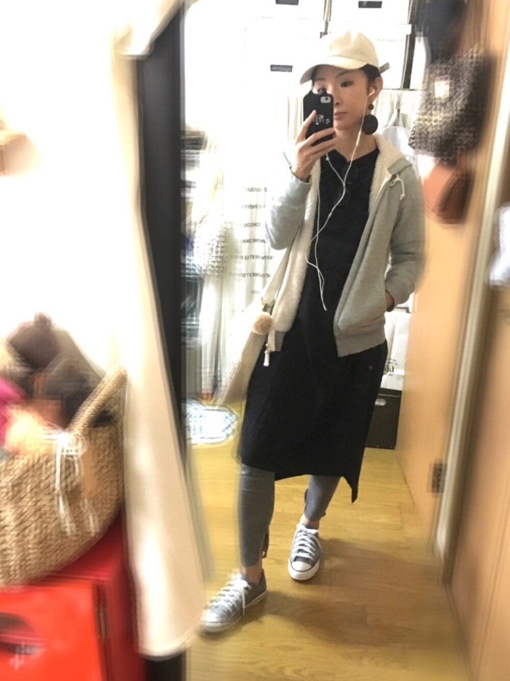 「スニーカー、キャップ、ロングTシャツ、レギンス、パーカー、カジュアルコーデ」｜「CONVERSEのショップコラボ converse（スニーカー、グレー系）」を使った、u-koさん（レディース・164cm）の春コーディネートの1枚目の写真
