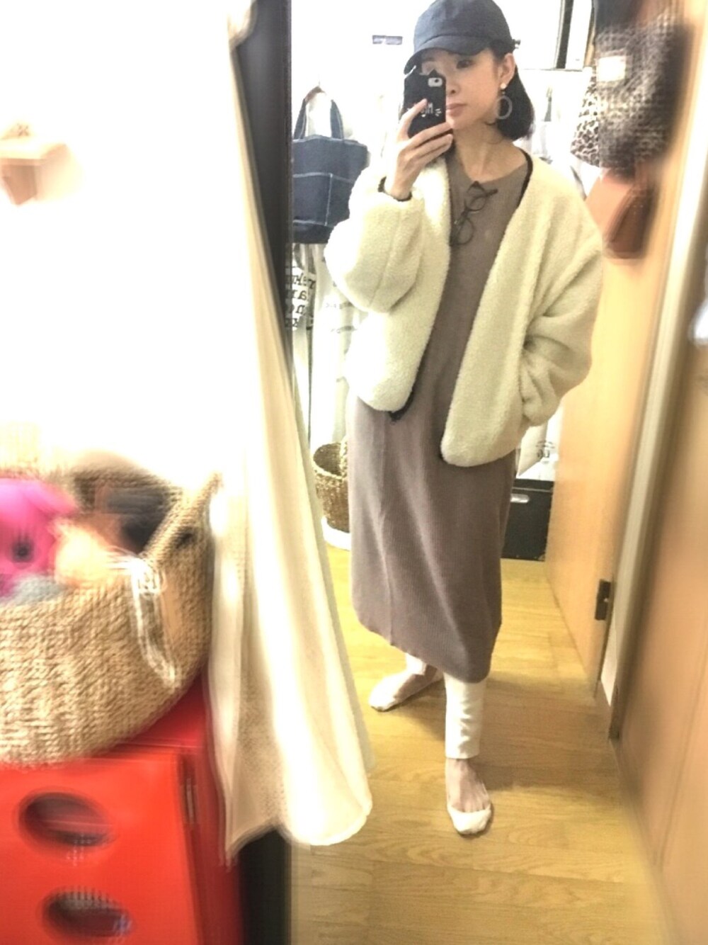 「ワッフルワンピース、ボアジャケット、レギンスパンツ、ベージュ×白」｜「GUのリブスリットレギンス（レギンス/スパッツ、グレー系）」を使った、u-koさん（レディース・164cm）の春コーディネートの1枚目の写真