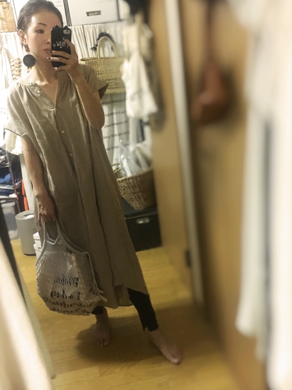「ロングワンピース、シャツワンピ、レギンス、シンプル、ベージュ、メッシュバッグ」｜「elencare dueのアイテム（シャツワンピース、ベージュ系）」を使った、u-koさん（レディース・164cm）の夏コーディネートの1枚目の写真