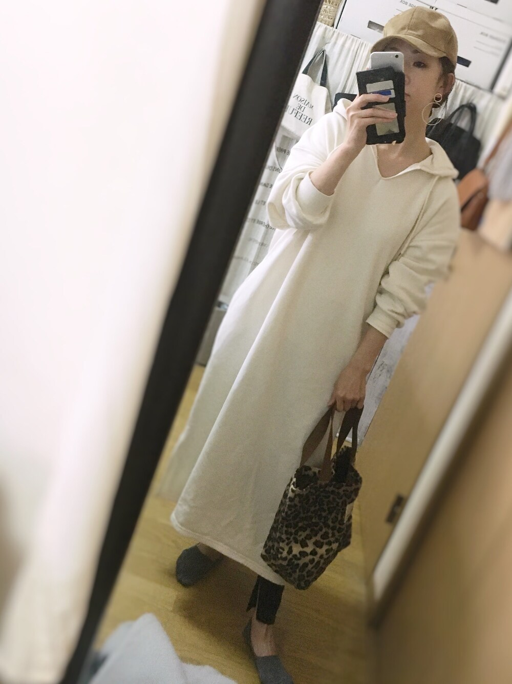 「パーカーワンピース、スウェットワンピース、フーディー、キャップ、GU」｜「GUのアイテム（ワンピース、ホワイト系）」を使った、u-koさん（レディース・164cm）の冬コーディネートの1枚目の写真