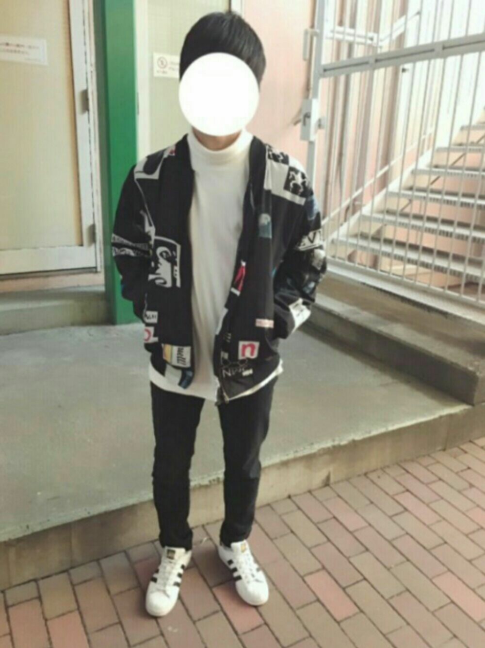 「スーパースター、黒スキニー」｜「GUのスキニーパンツ（その他パンツ、ブラック系）」を使った、フミヤさん（メンズ・165cm）の春コーディネートの1枚目の写真