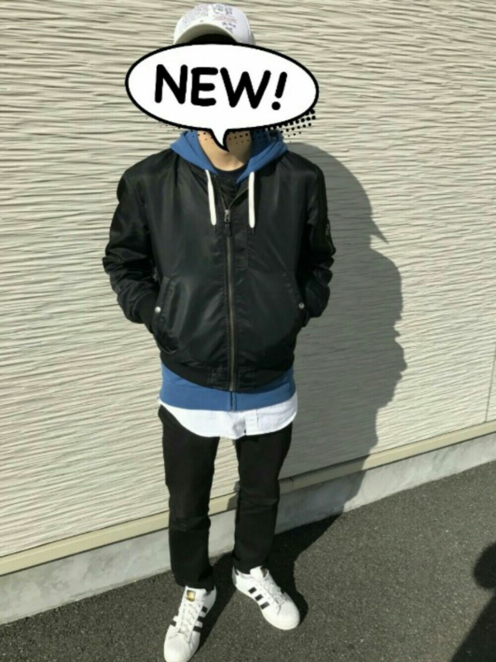 「スーパースター、ブラック、ブルー、風は嫌い」｜「Right-onのアイテム（パーカー、ブルー系）」を使った、フミヤさん（メンズ・165cm）の春コーディネートの1枚目の写真