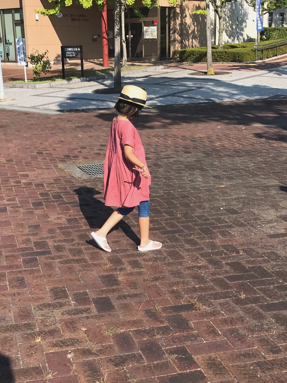 「BIRKENSTOCK kidsのアイテム（シューズ、ホワイト系）」を使った、Miyu-mさん（キッズ・125cm）の秋コーディネートの1枚目の写真