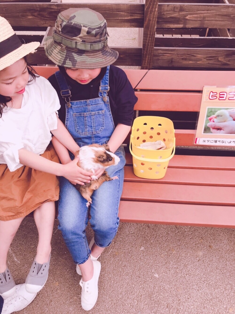 「GLOBAL WORKの【キッズ】デニムサロペットパンツ【一部店舗限定】/802943（デニムパンツ、ブルー系）」を使った、Miyu-mさん（キッズ・137cm）の夏コーディネートの1枚目の写真