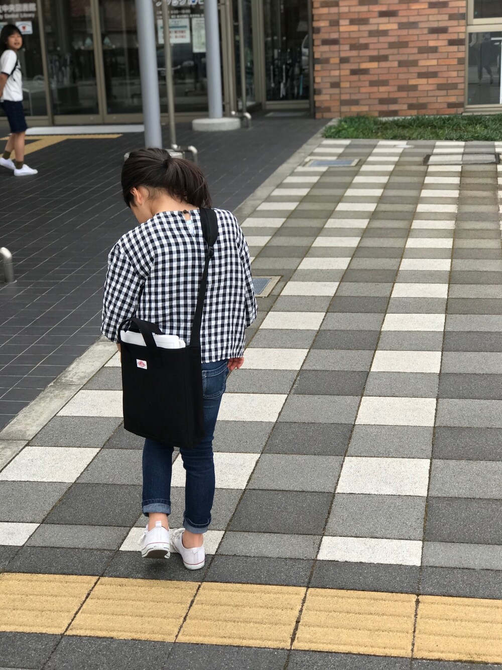 「URBAN RESEARCH DOORSのギンガムバルーンスリーブブラウス(KIDS)（Tシャツ/カットソー、ブラック系）」を使った、Miyu-mさん（キッズ・128cm）の春コーディネートの1枚目の写真