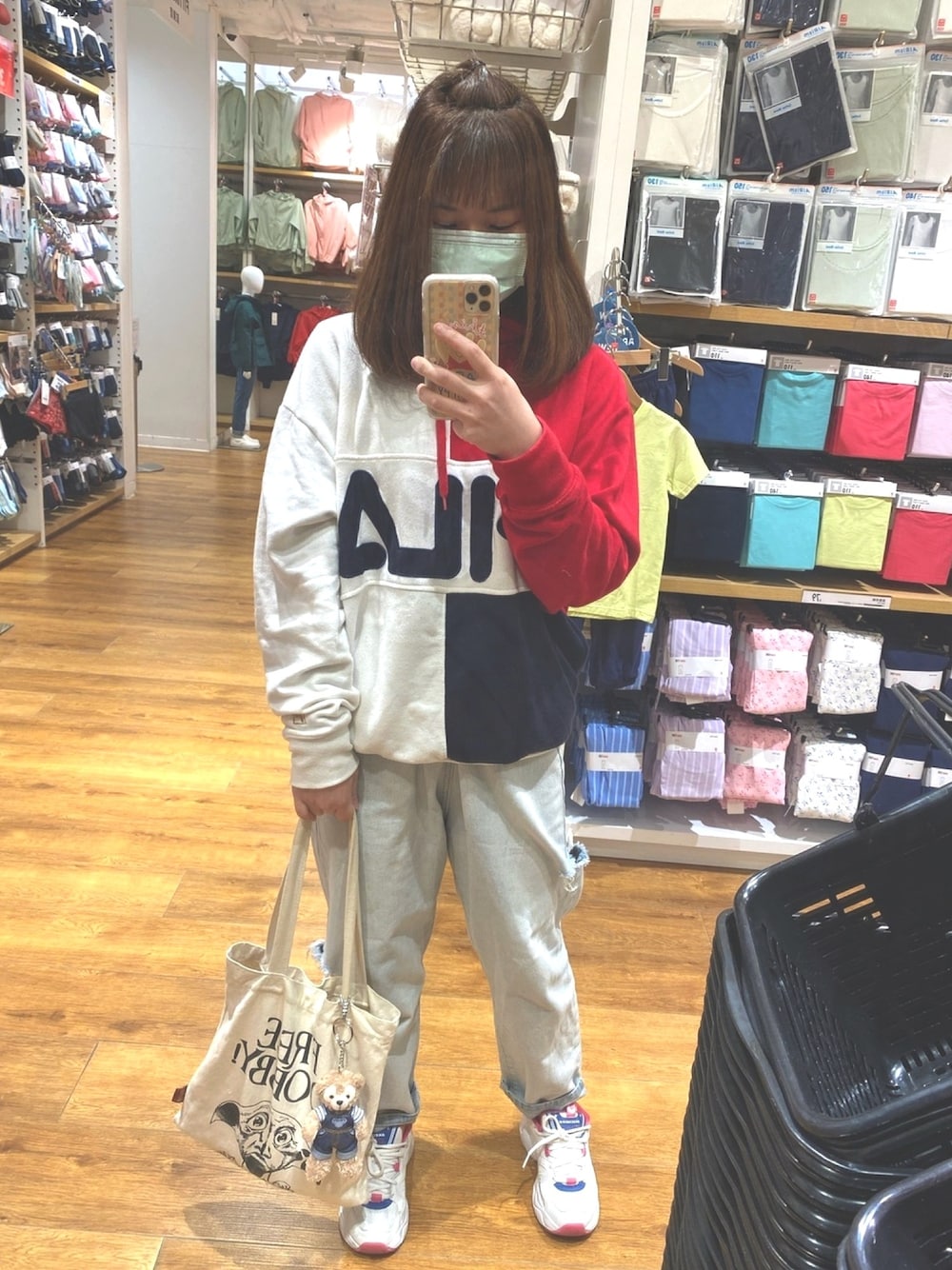 「UNIQLO」｜「SKECHERSのアイテム（スニーカー、ホワイト系）」を使った、Manmanさん（レディース・153cm）の冬コーディネートの1枚目の写真