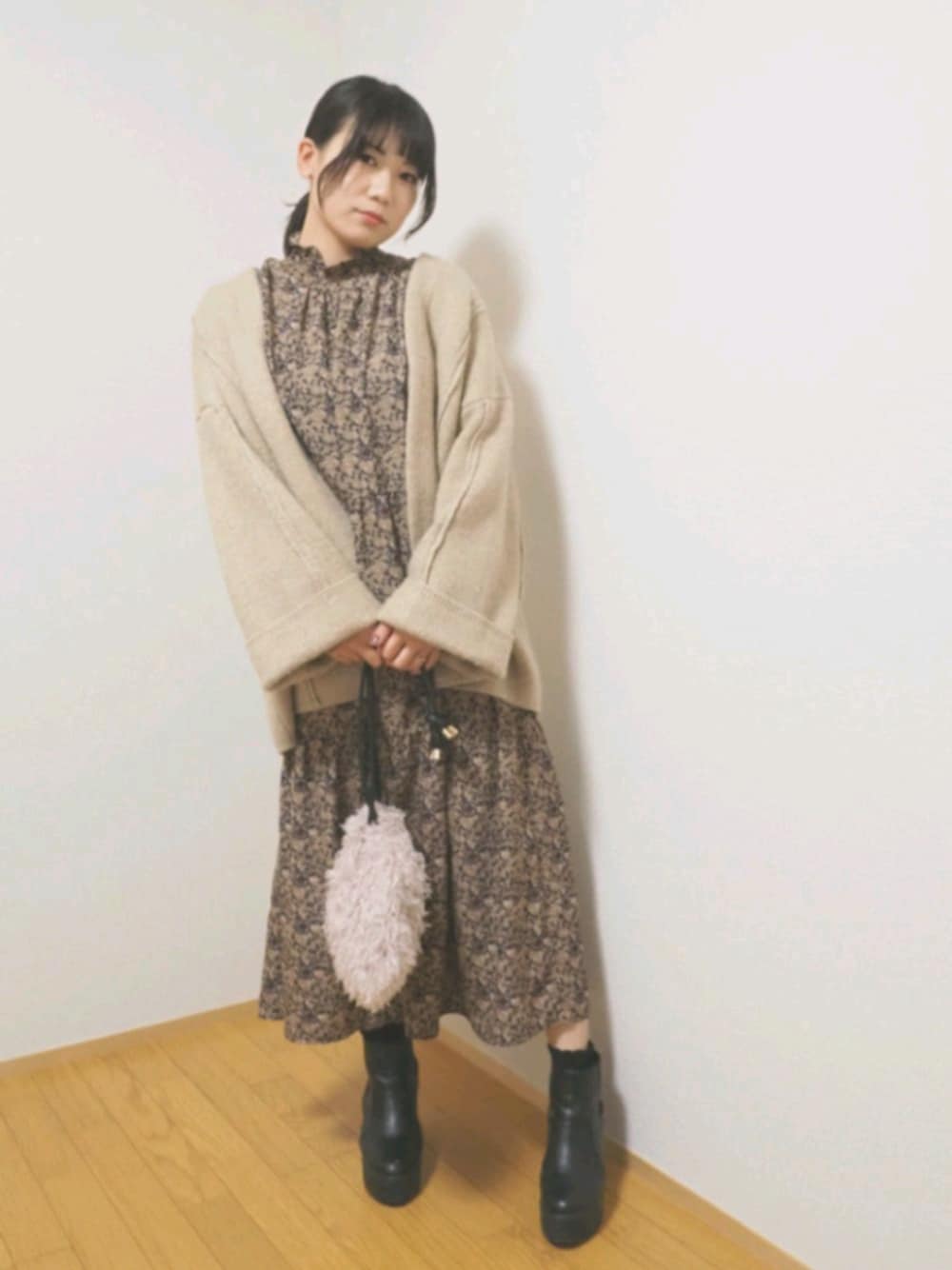「秋のコーデ、お洒落さんとつながりたい、ショートブーツ、ブーツ、巾着バッグ、ロングワンピース」｜「select MOCAのオーバーサイズニットコート/ノーカラーウールブレンドワイドロングスリーブコート（ノーカラーコート、ベージュ系）」を使った、y u k iさん（レディース・158cm）の秋コーディネートの1枚目の写真