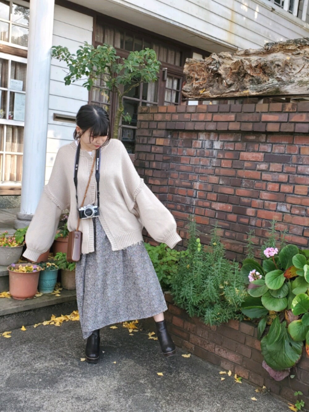 「秋冬コーデ、カジュアルコーデ、ootd、ニットコーデ、くすみカラー、おしゃれさんと繋がりたい、ショルダーバッグ、マルチウェイニット、ダメージニット、淡色コーデ」｜「Re:EDITのマルチウェイルーズブロークンダメージニットカーディガン（ニット/セーター、ベージュ系）」を使った、y u k iさん（レディース・158cm）の秋コーディネートの1枚目の写真