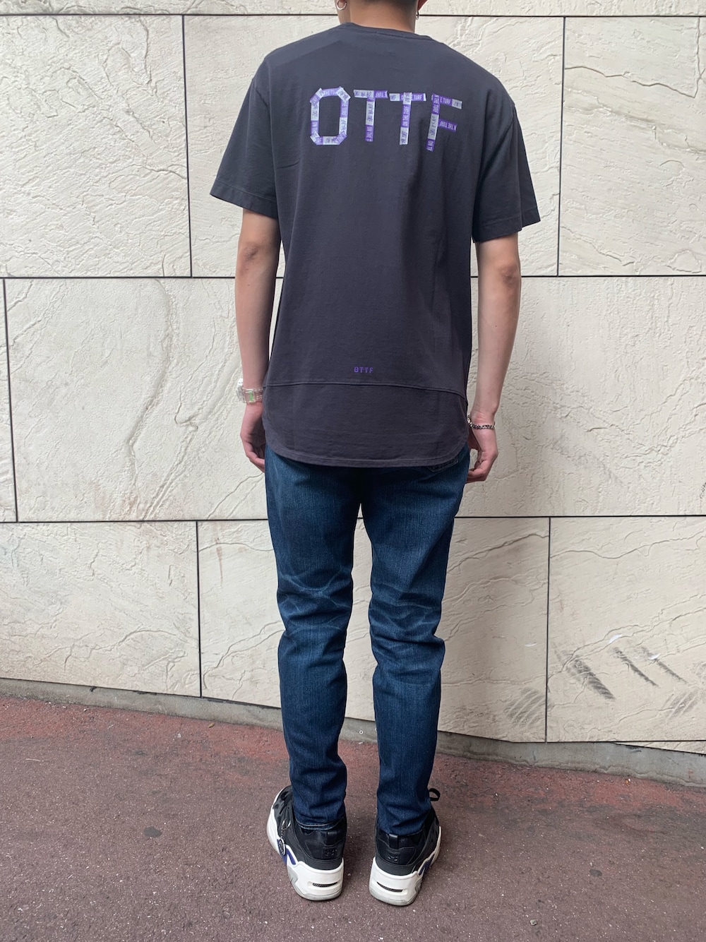「春夏コーデ、シンプル、夏、ゆるコーデ、休日スタイル、ラフ」｜「ON THE TURFのアイテム（Tシャツ/カットソー、グレー系）」を使った、HIDEさん（メンズ・170cm）の夏コーディネートの1枚目の写真