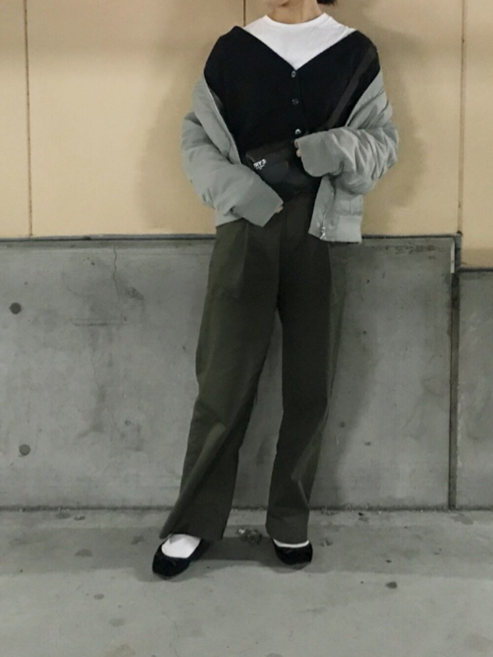 「カジュアルコーデ、ootd、outfit、シンプル、ワイドパンツ、ブルゾン、ゆるコーデ、大人コーデ、ニットカーディガン、fashion」｜「UNIQLOのアイテム（チノパンツ、グリーン系）」を使った、ママと娘👩‍❤️‍👩さん（レディース・156cm）の冬コーディネートの1枚目の写真