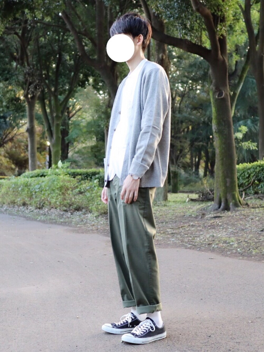 「シンプル、ナチュラル、大人カジュアル、きれいめカジュアル、秋のコーデ、秋服、カーディガン、アースカラー、グレー、ベイカーパンツ」｜「MHL.のBASIC POPLIN（シャツ/ブラウス、ホワイト系）」を使った、kitsuneさん（メンズ・182cm）の秋コーディネートの1枚目の写真