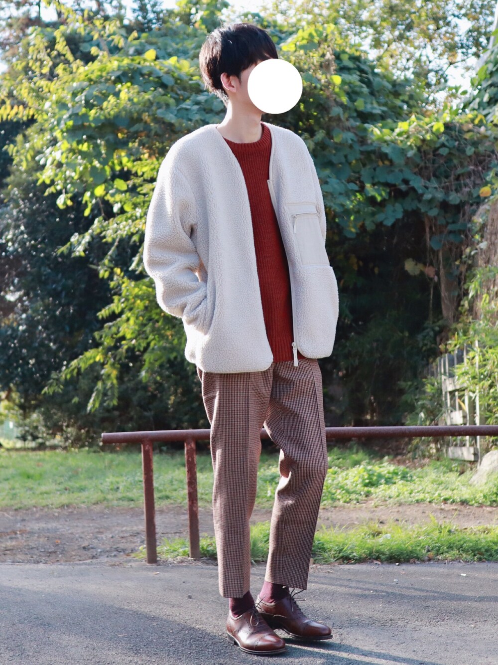 ベージュ系のその他アウター、イエロー系のニット/セーター、ベージュ系のその他パンツを着用したメンズの秋コーディネートの1枚目の写真