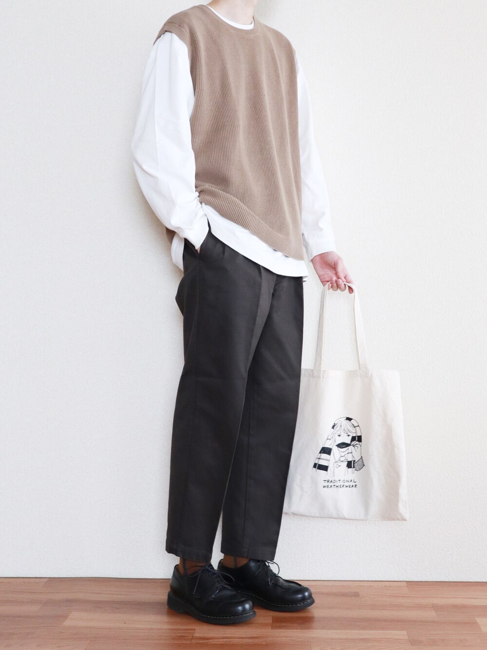 ホワイト系のTシャツ/カットソー、ベージュ系のニット/セーター、ブラウン系のその他パンツを着用したメンズの秋コーディネートの1枚目の写真