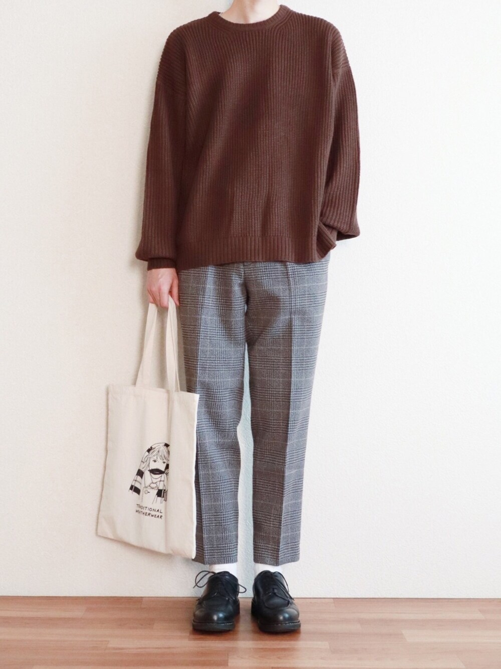 ブラウン系のニット/セーター、その他のその他パンツ、ホワイト系のトートバッグを着用したメンズの冬コーディネートの1枚目の写真