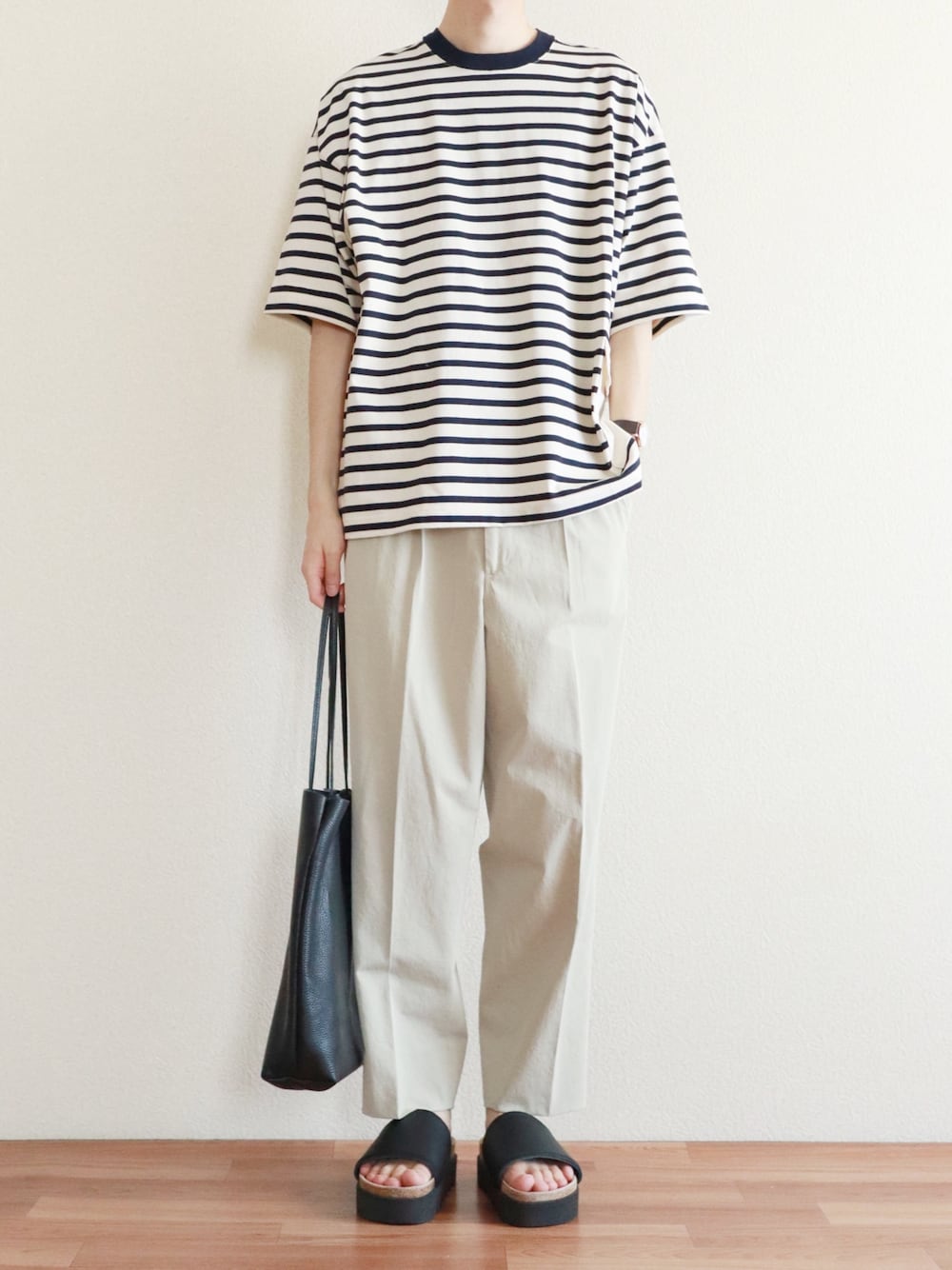 「シンプル、シンプルコーデ、ボーダー、ホワイトパンツ、サンダル、トートバッグ、ビックシルエット」｜「MR.OLIVEのライトシルケット ボーダー/ビッグシルエット サイドポケット ハーフスリーブ Tシャツ（Tシャツ/カットソー、ホワイト系）」を使った、kitsuneさん（メンズ・182cm）の夏コーディネートの1枚目の写真