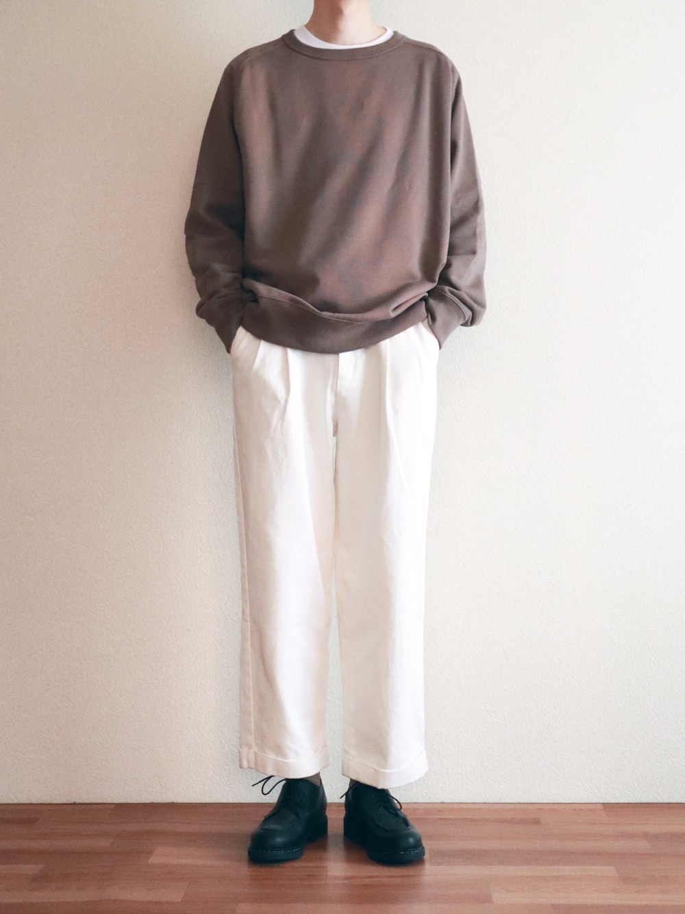 「チョコ色に染まれ、シンプル、スウェット、ホワイトパンツ、デニム、デニムパンツ、ブラウン」｜「HANESの【HANES/ヘインズ】BEFFY LONGSLEEVE TEE/ビーフィー/ロンT/無地/ユニセックス（Tシャツ/カットソー、ホワイト系）」を使った、kitsuneさん（メンズ・182cm）の冬コーディネートの1枚目の写真